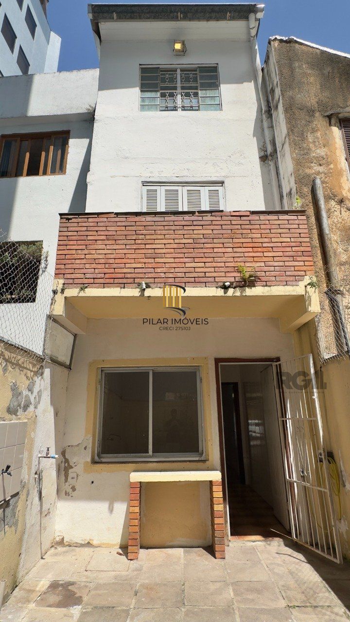CASA COM 4 DORMITÓRIOS E PÁTIO COM CHURRASQUEIRA NO CENTRO HISTÓRICO