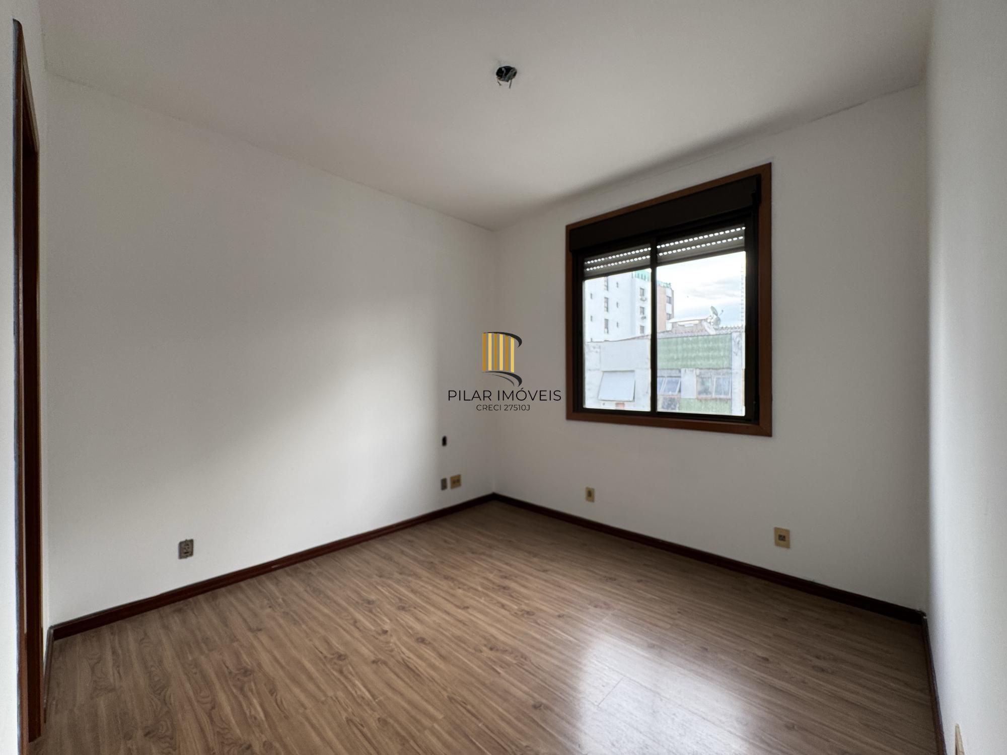 Apartamento 3 dormitórios com sacada, suíte e vaga de garagem no Menino Deus