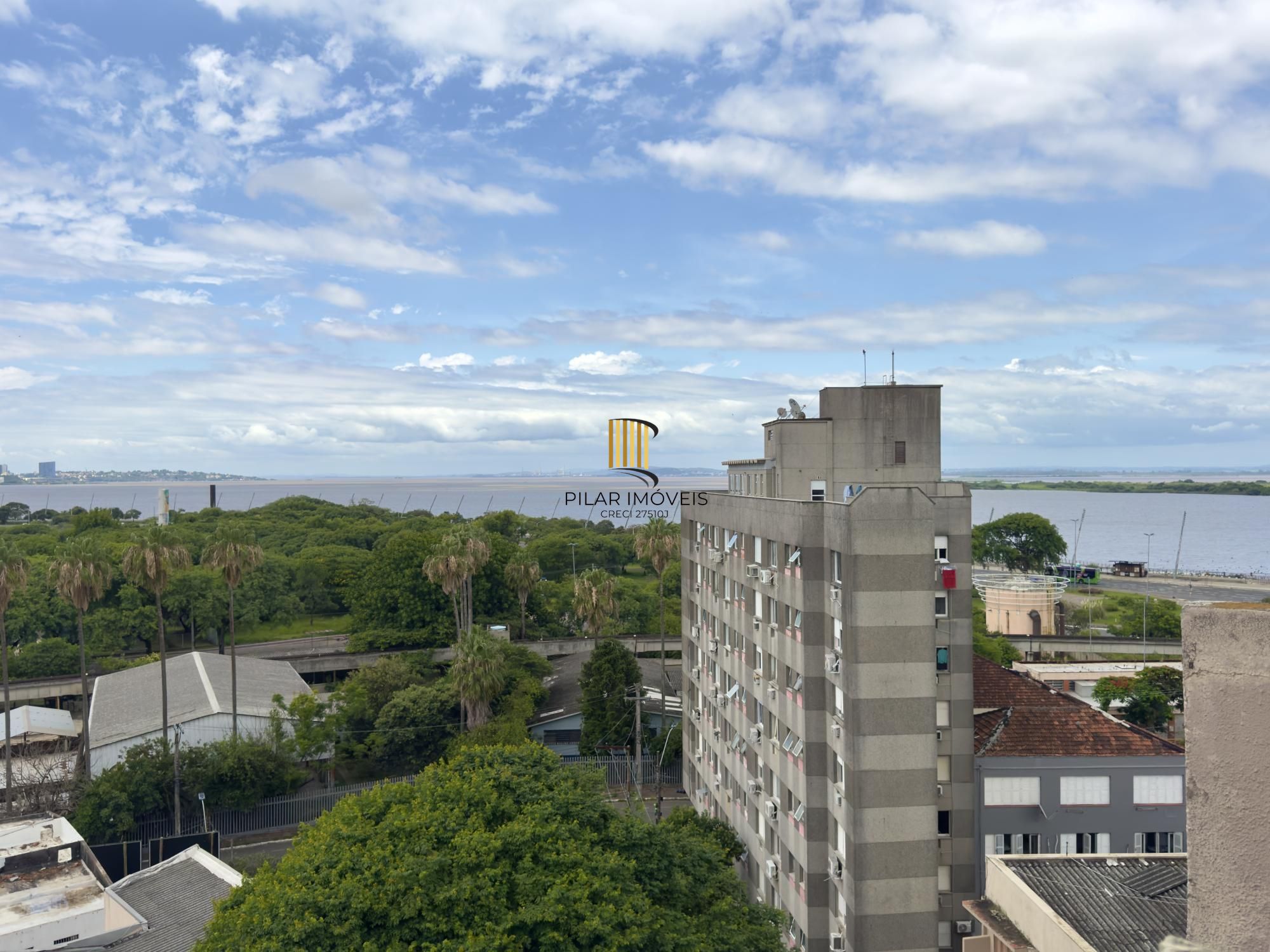 Apartamento 2 dormitórios, reformado e ensolarado no Centro Histórico