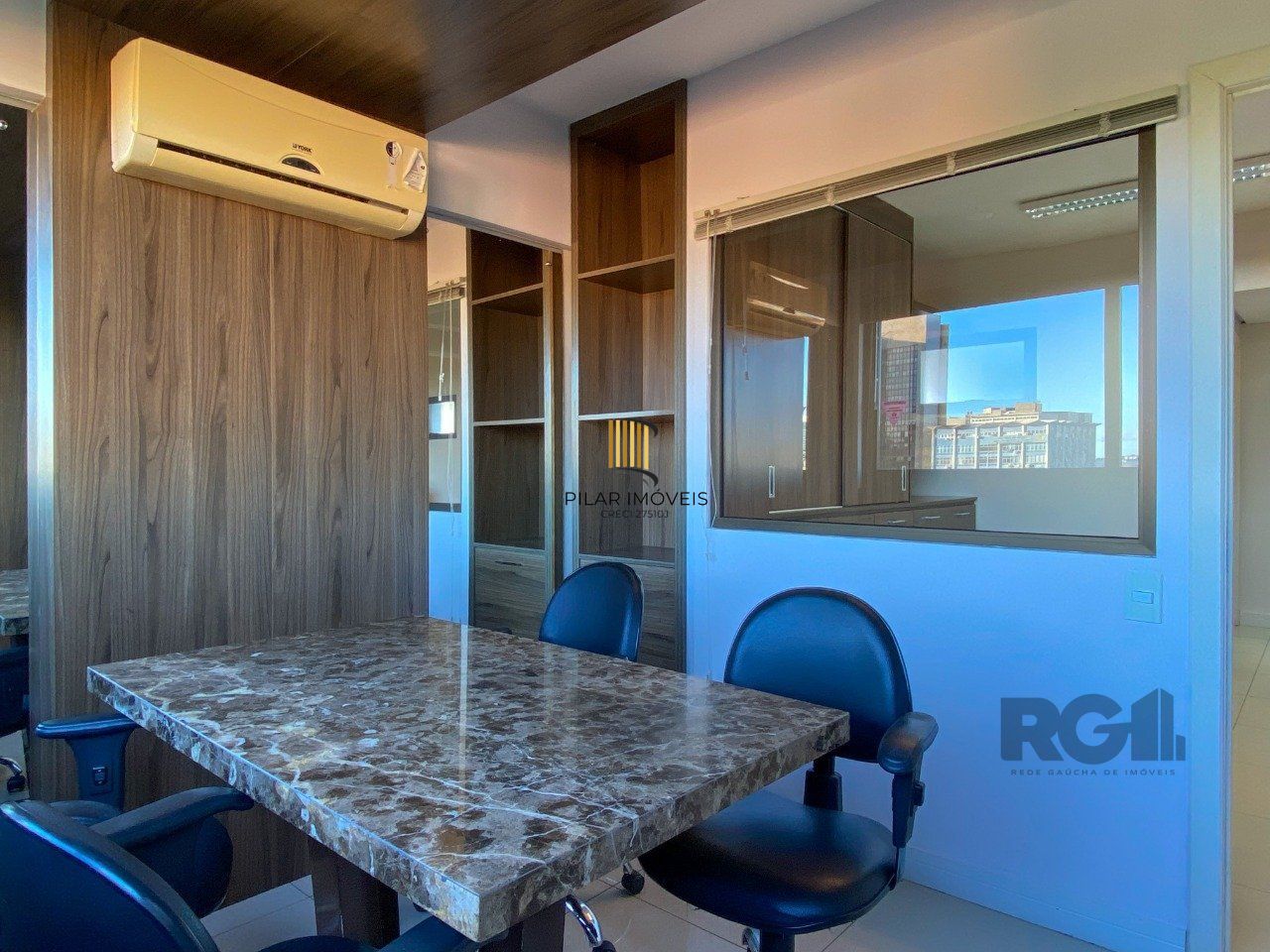 Sala mobiliada, com churrasqueira para happy hour e vista para o Guaíba