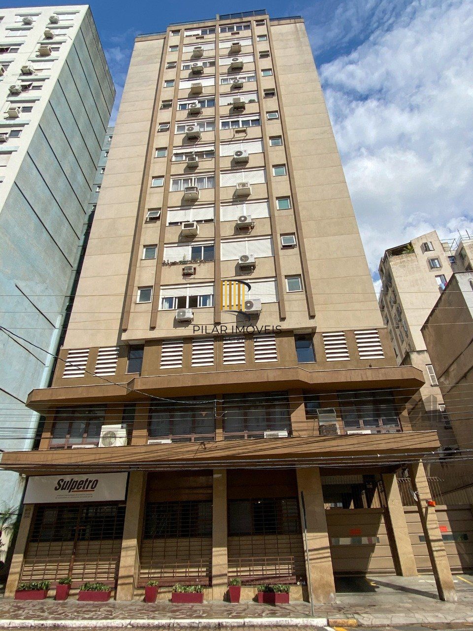 APARTAMENTO 1 DORMITÓRIO COM CHURRASQUEIRA E GARAGEM NO CENTRO HISTÓRICO