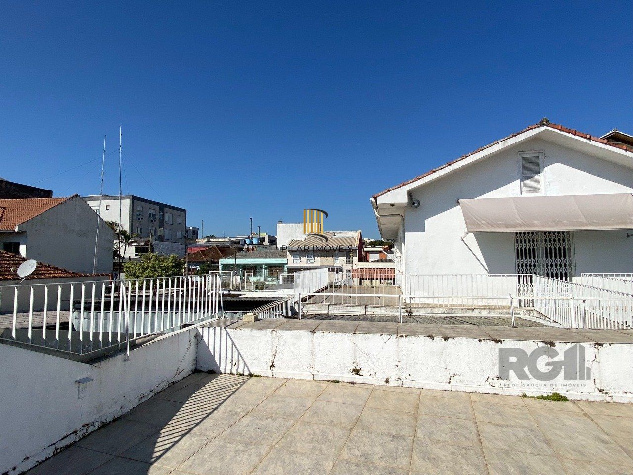 CASA COM 5 DORMITÓRIOS, ESPAÇO PARA FESTAS E PEÇAS AMPLAS PRÓXIMO AO IGUATEMI