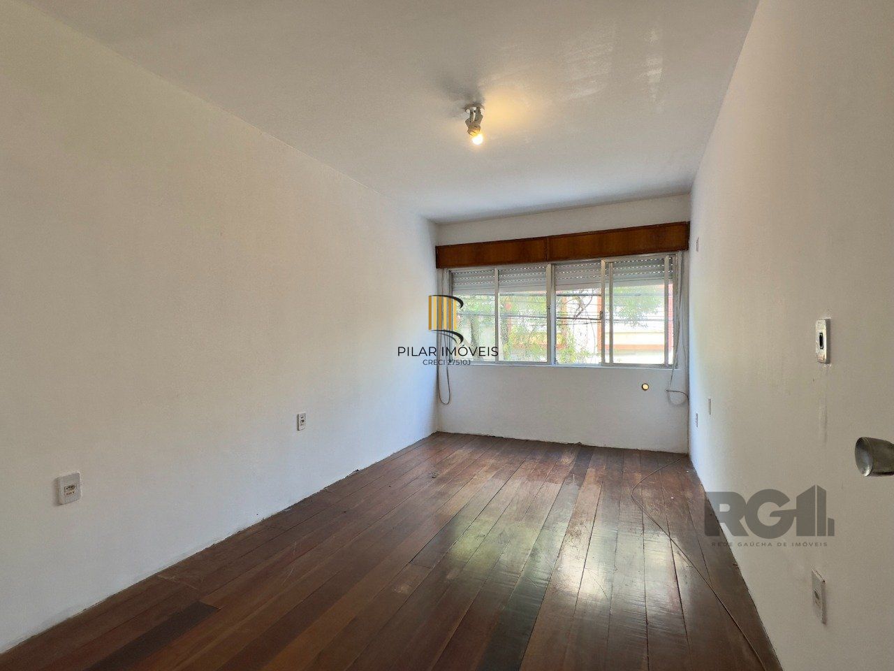 CASA COM 4 DORMITÓRIOS E PÁTIO COM CHURRASQUEIRA NO CENTRO HISTÓRICO