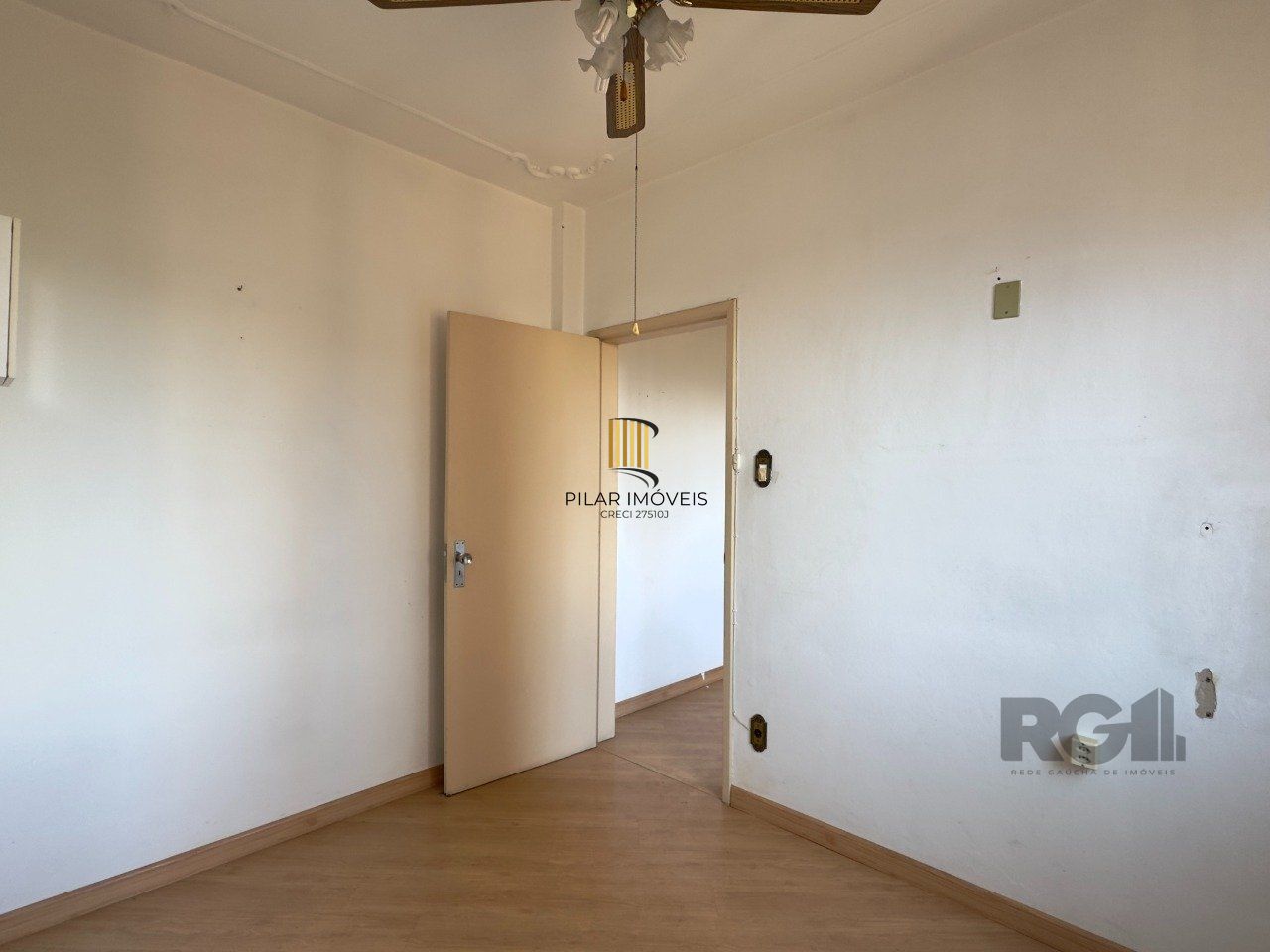 APARTAMENTO MOBILIADO DE 2 DORMITÓRIOS, TOTALMENTE REFORMADO, NO CENTRO HISTÓRICO