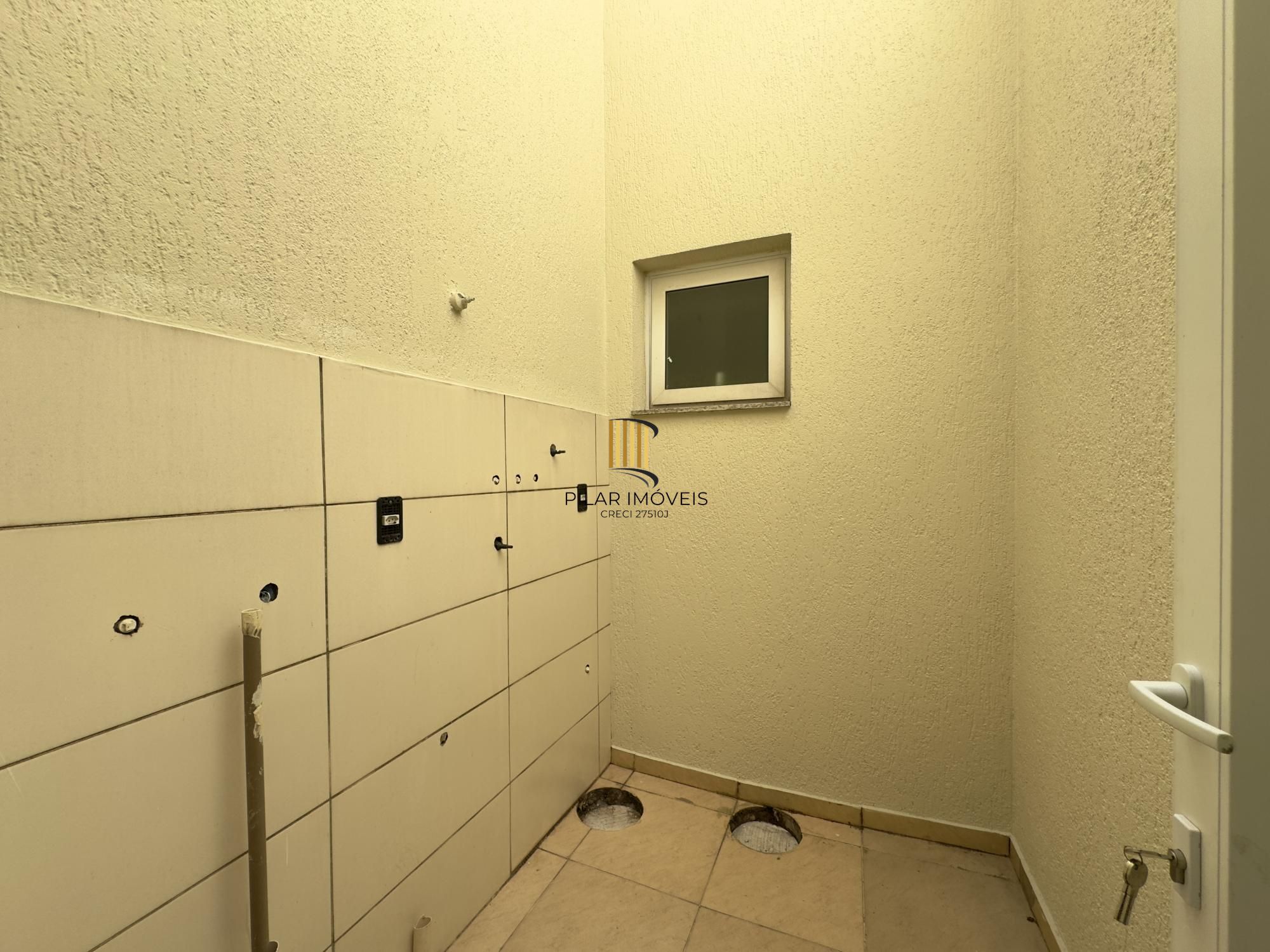 Casa em condomínio com 2 dormitórios, vaga de garagem e churrasqueira na Olaria