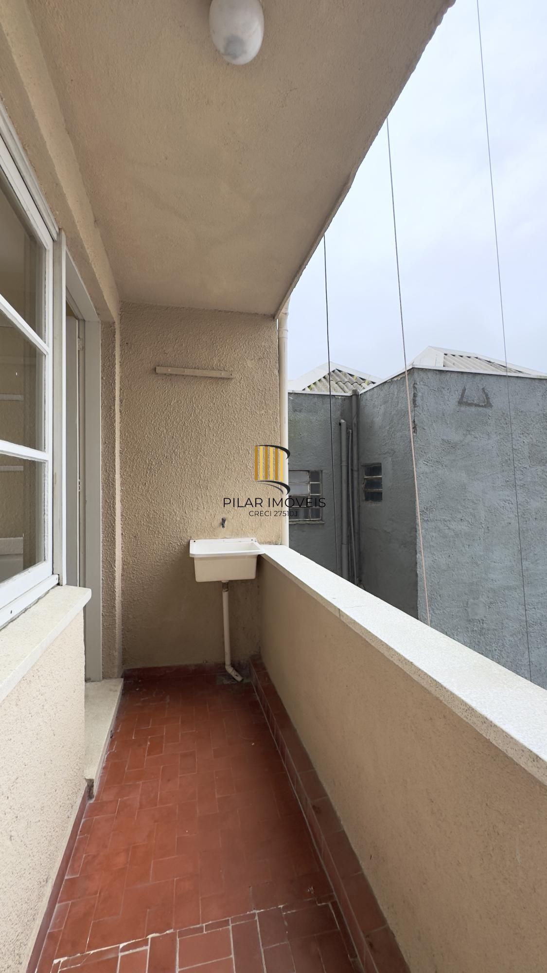 APARTAMENTO COM SACADA JUNTO À ORLA DO GUAÍBA NO CENTRO HISTÓRICO