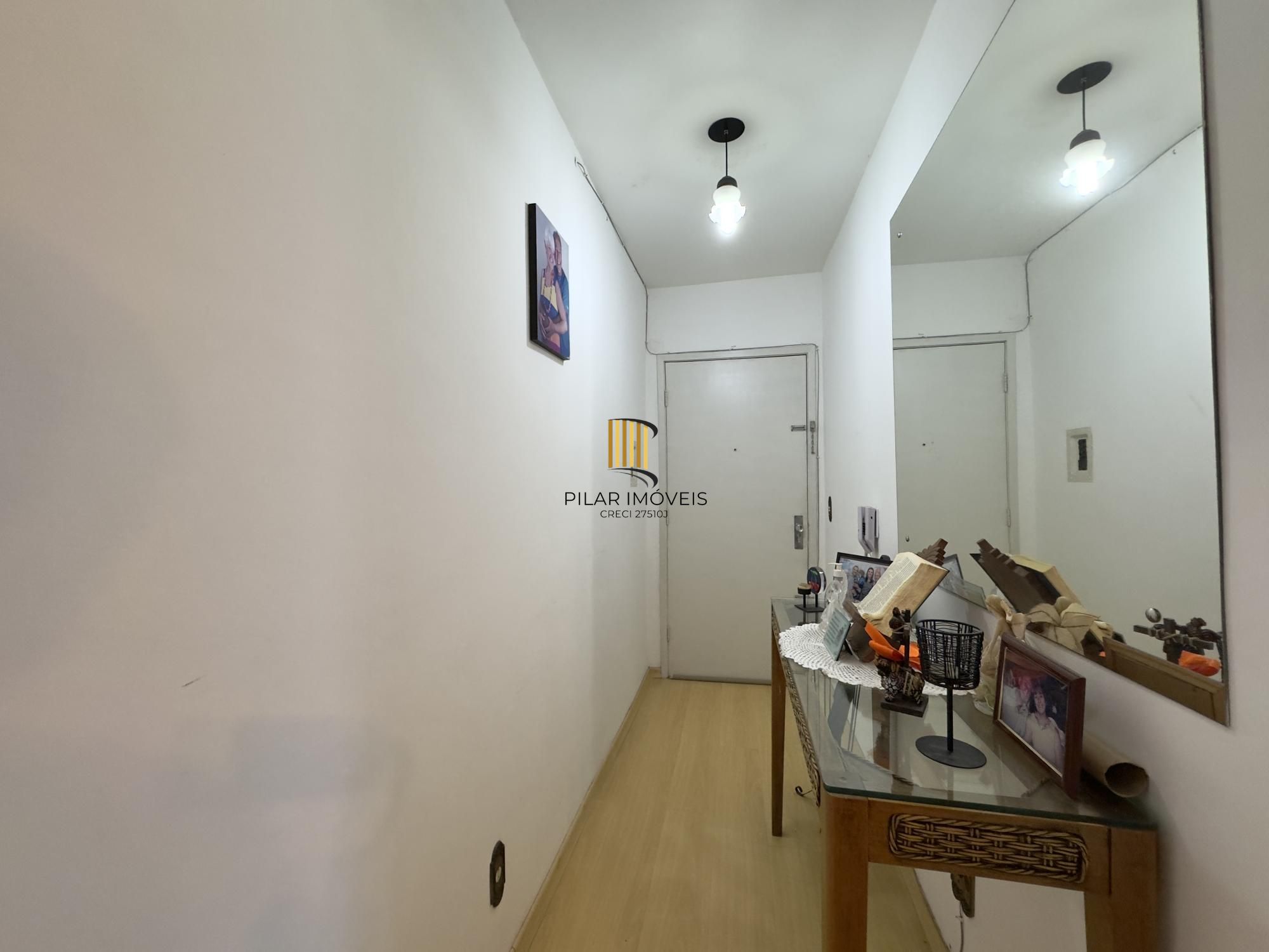 Apartamento semimobiliado 2 dormitórios com vaga de garagem no Centro Histórico