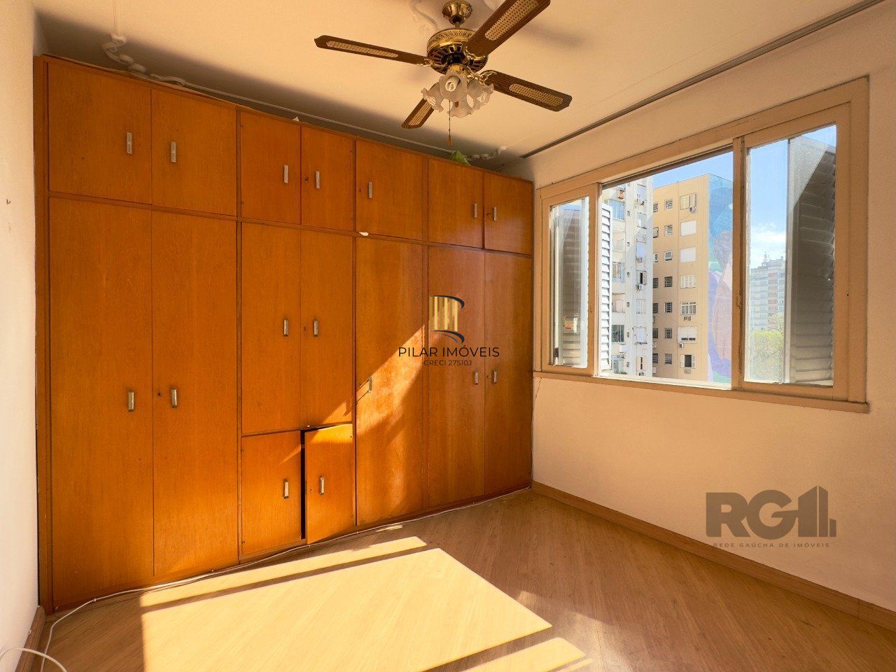 APARTAMENTO MOBILIADO DE 2 DORMITÓRIOS, TOTALMENTE REFORMADO, NO CENTRO HISTÓRICO