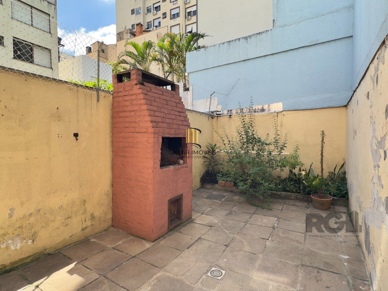 CASA COM 4 DORMITÓRIOS E PÁTIO COM CHURRASQUEIRA NO CENTRO HISTÓRICO
