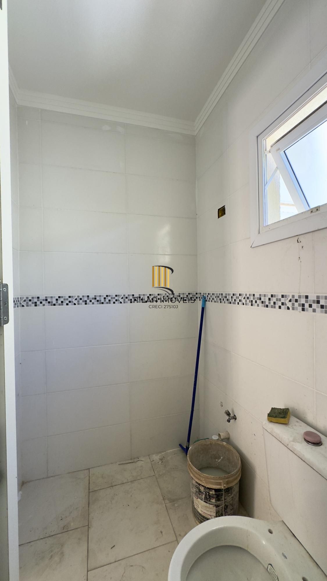 Casa em condomínio com 2 dormitórios, vaga de garagem e churrasqueira na Olaria