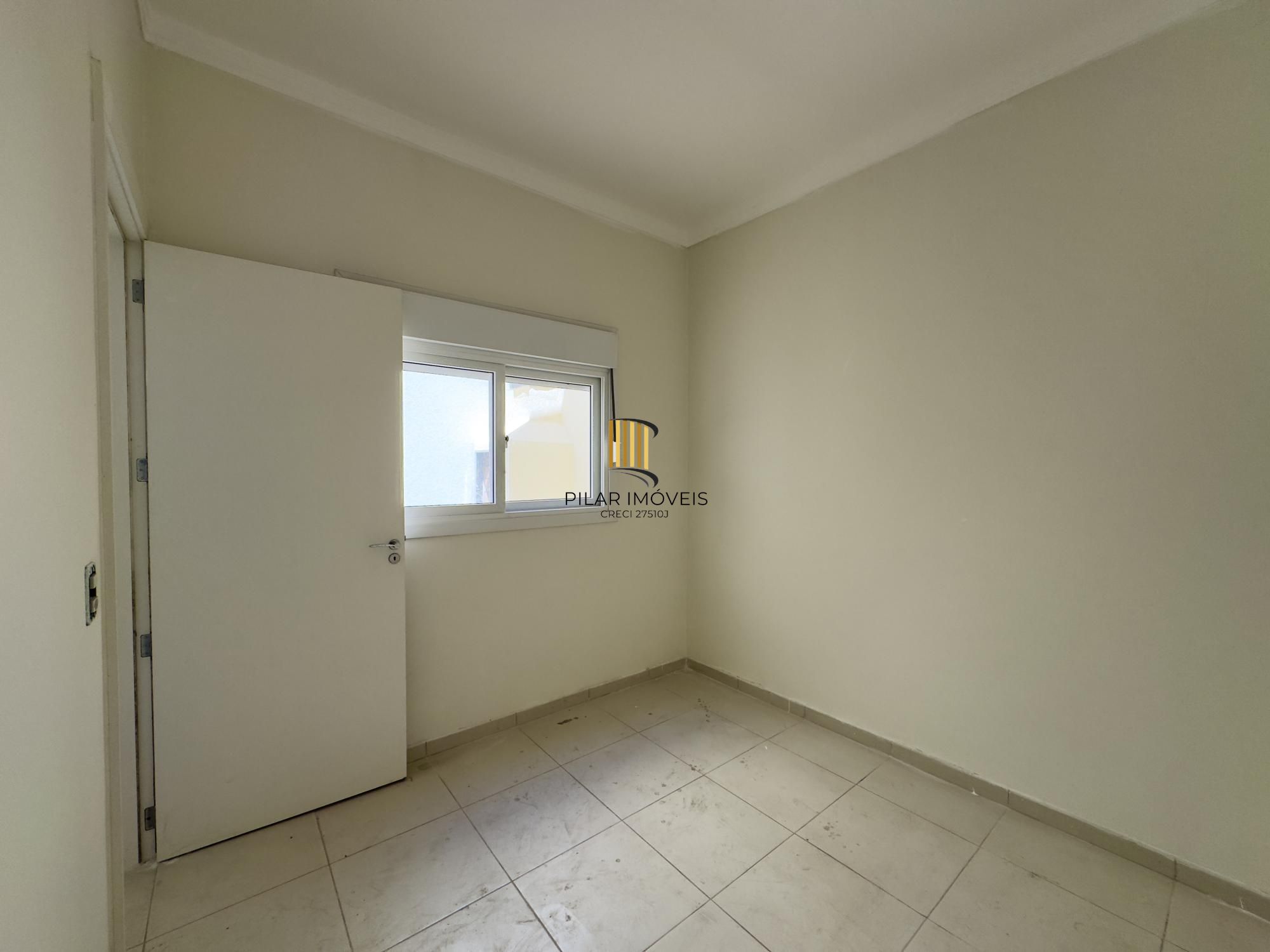 Casa em condomínio com 2 dormitórios, vaga de garagem e churrasqueira na Olaria