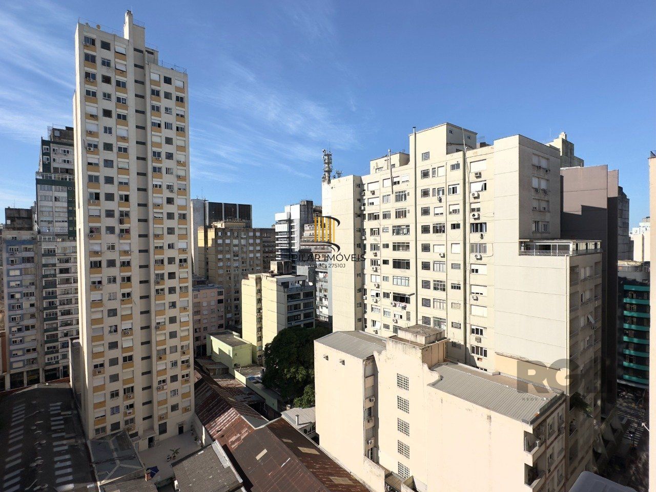 APARTAMENTO 3 DORMITÓRIOS, DE FRENTE E REFORMADO, NO CENTRO HISTÓRICO