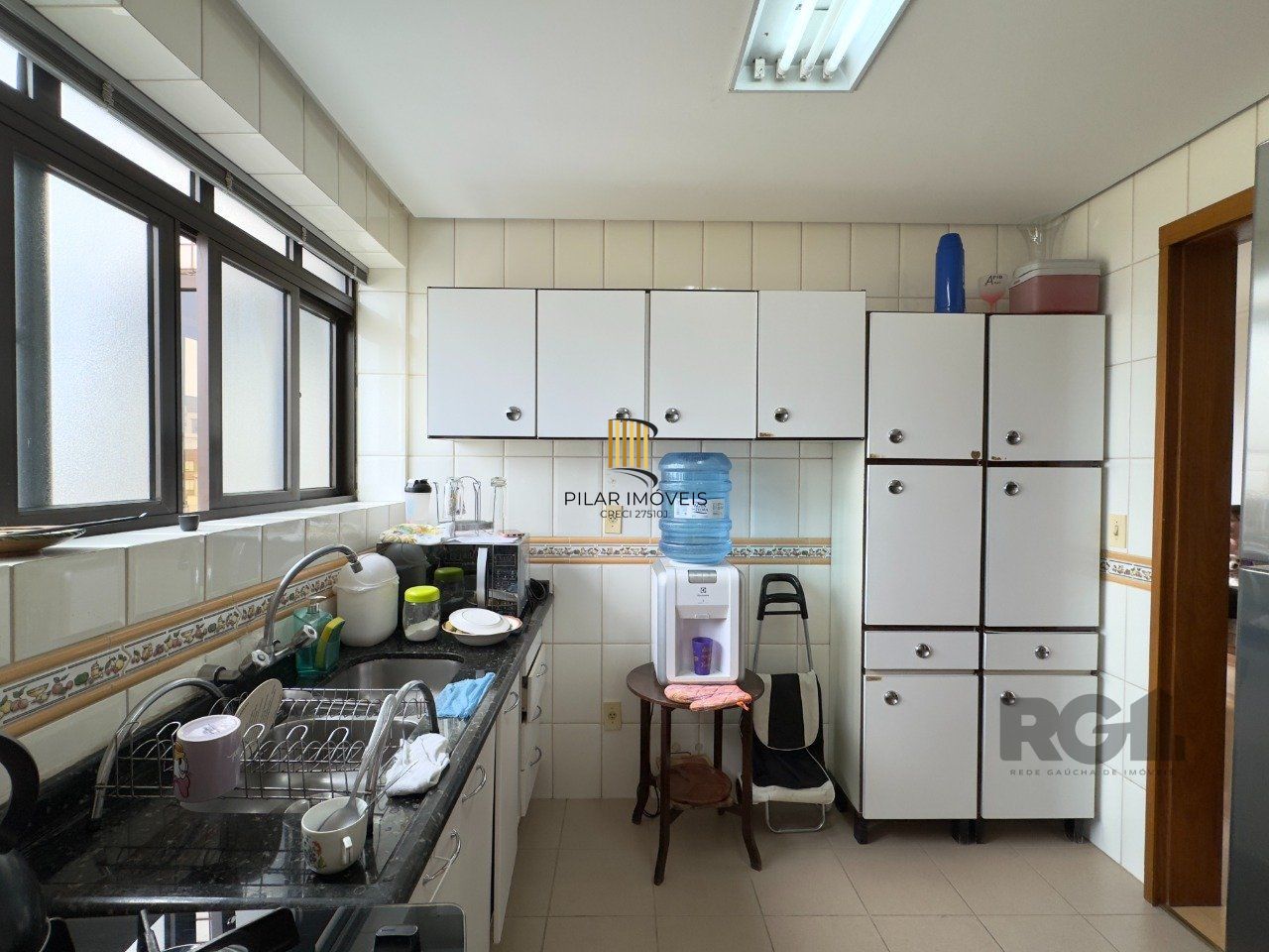 APARTAMENTO MOBILIADO DE 96M² COM 3 DORMITÓRIOS, SUÍTE E VAGA DE GARAGEM NO MENINO DEUS