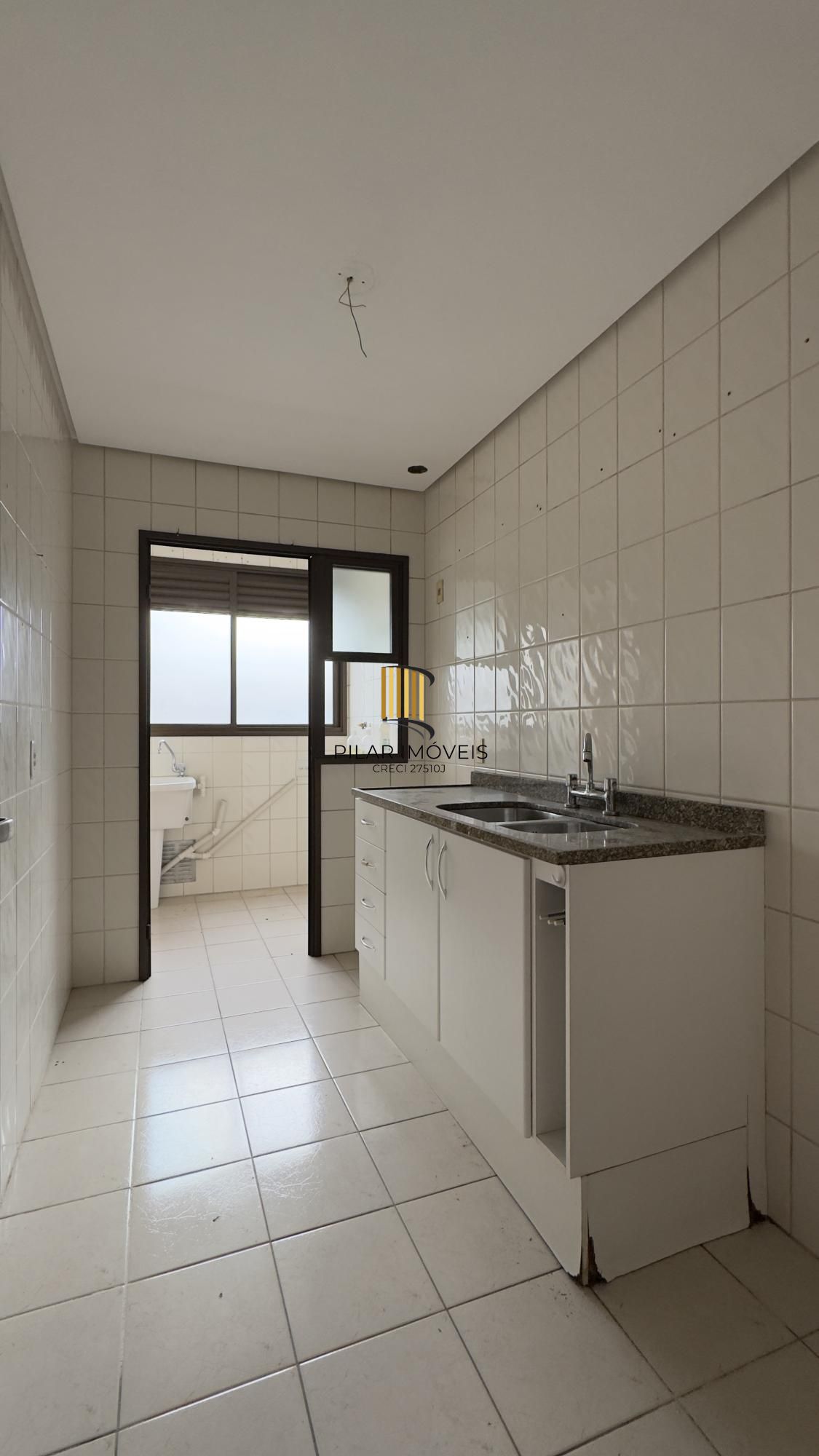 Apartamento 3 dormitórios com sacada, suíte e vaga de garagem no Menino Deus