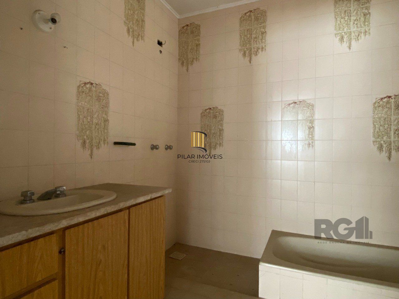 CASA COM 5 DORMITÓRIOS, ESPAÇO PARA FESTAS E PEÇAS AMPLAS PRÓXIMO AO IGUATEMI