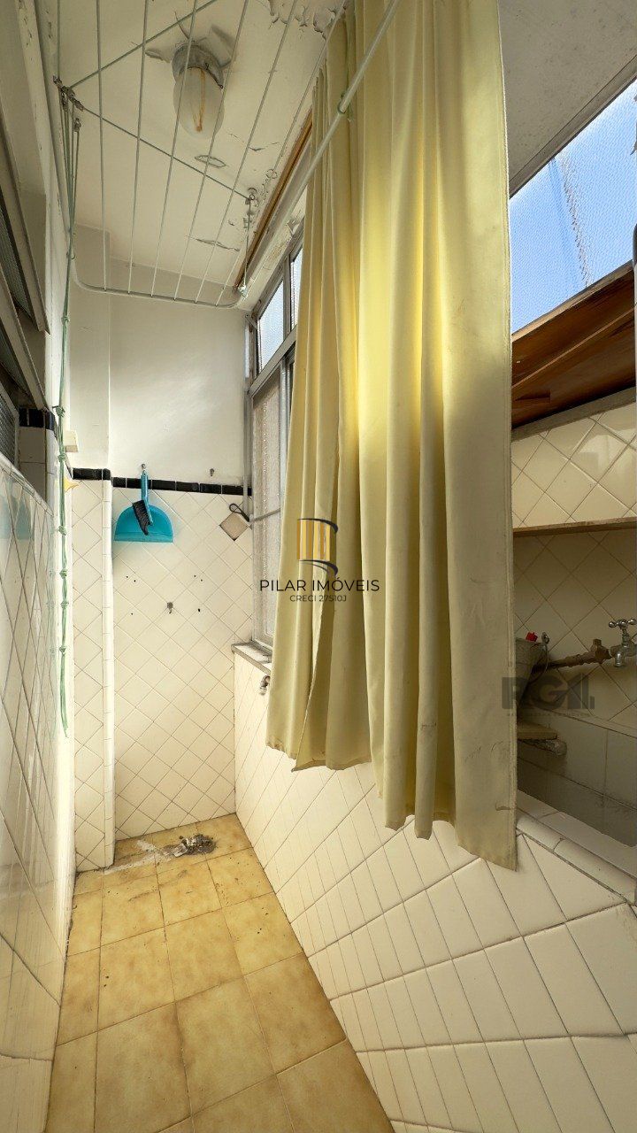 APARTAMENTO MOBILIADO DE 2 DORMITÓRIOS, TOTALMENTE REFORMADO, NO CENTRO HISTÓRICO