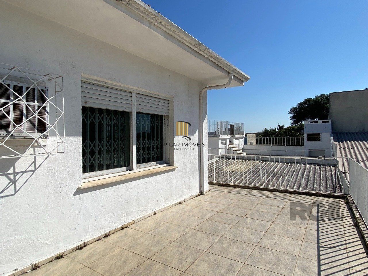 CASA COM 5 DORMITÓRIOS, ESPAÇO PARA FESTAS E PEÇAS AMPLAS PRÓXIMO AO IGUATEMI