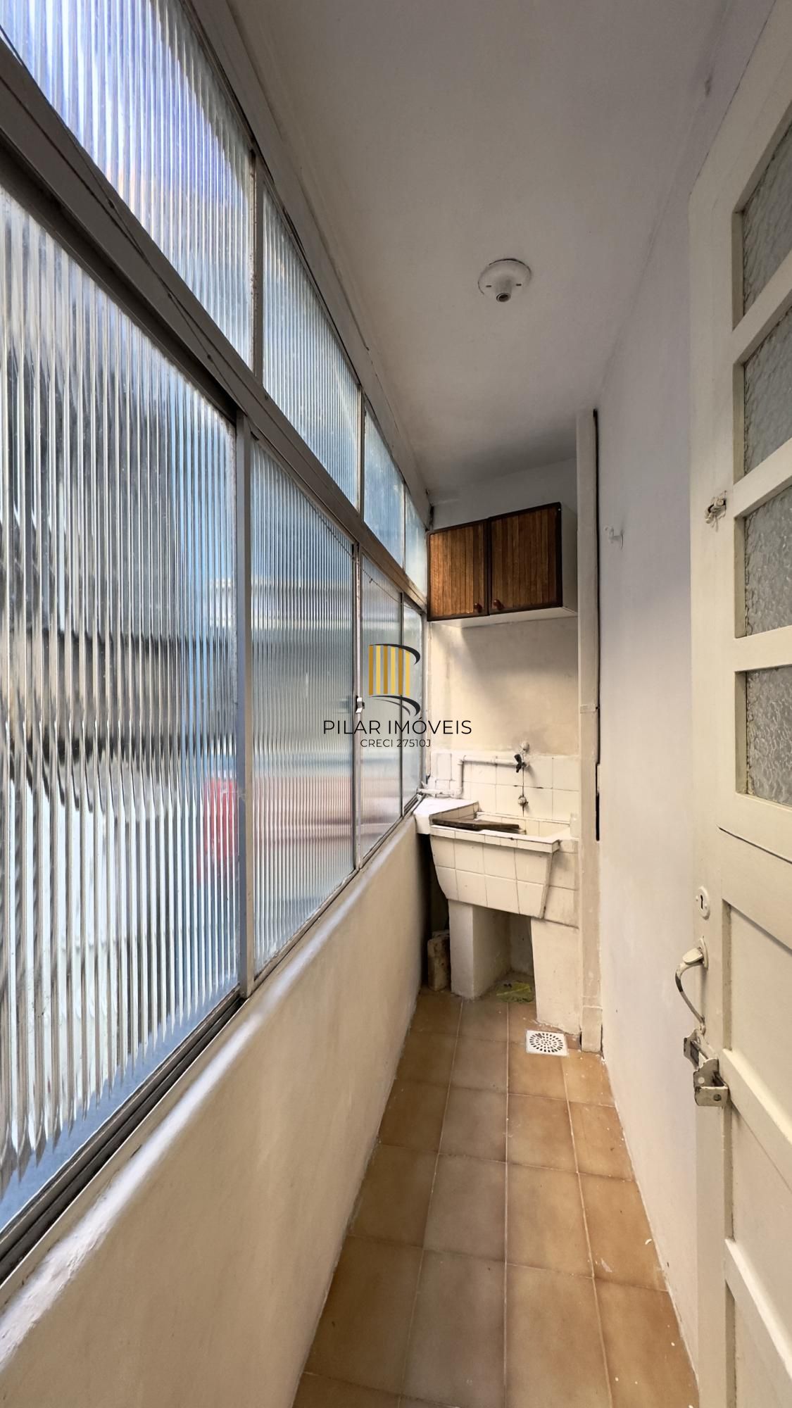 Apartamento reformado de 1 dormitório ensolarado e amplo no Centro Histórico