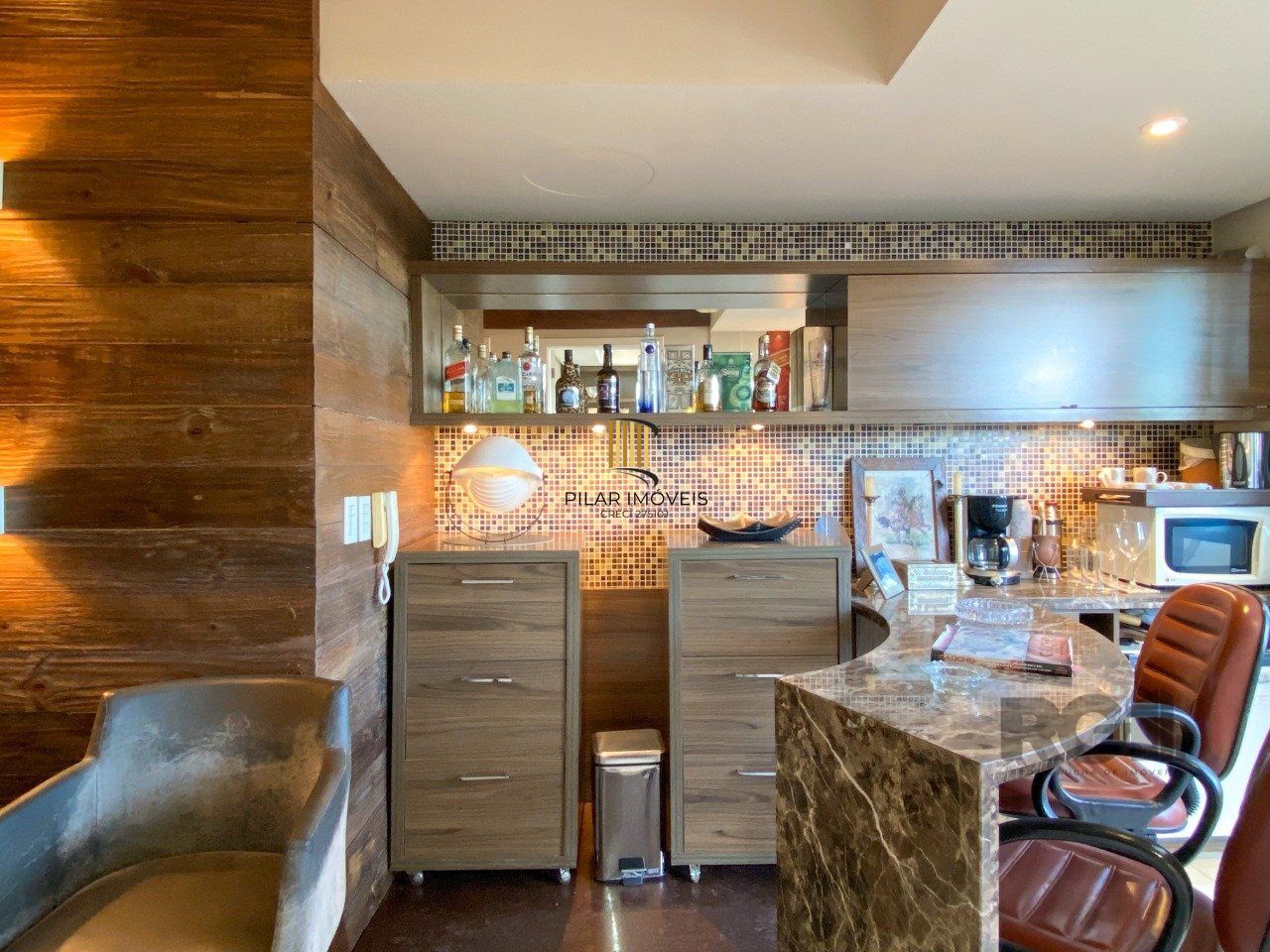 Sala mobiliada, com churrasqueira para happy hour e vista para o Guaíba