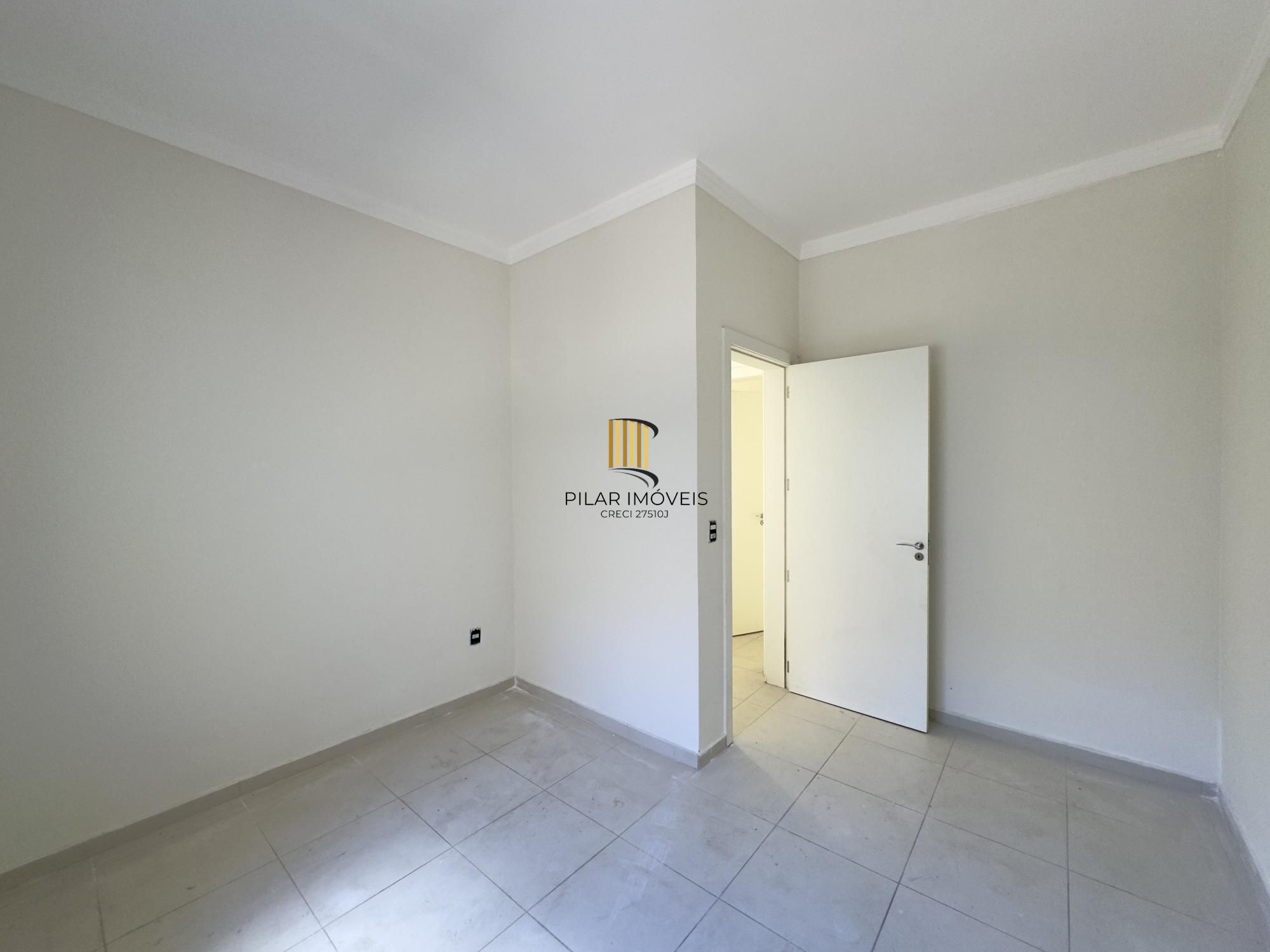 Casa em condomínio com 2 dormitórios, vaga de garagem e churrasqueira na Olaria