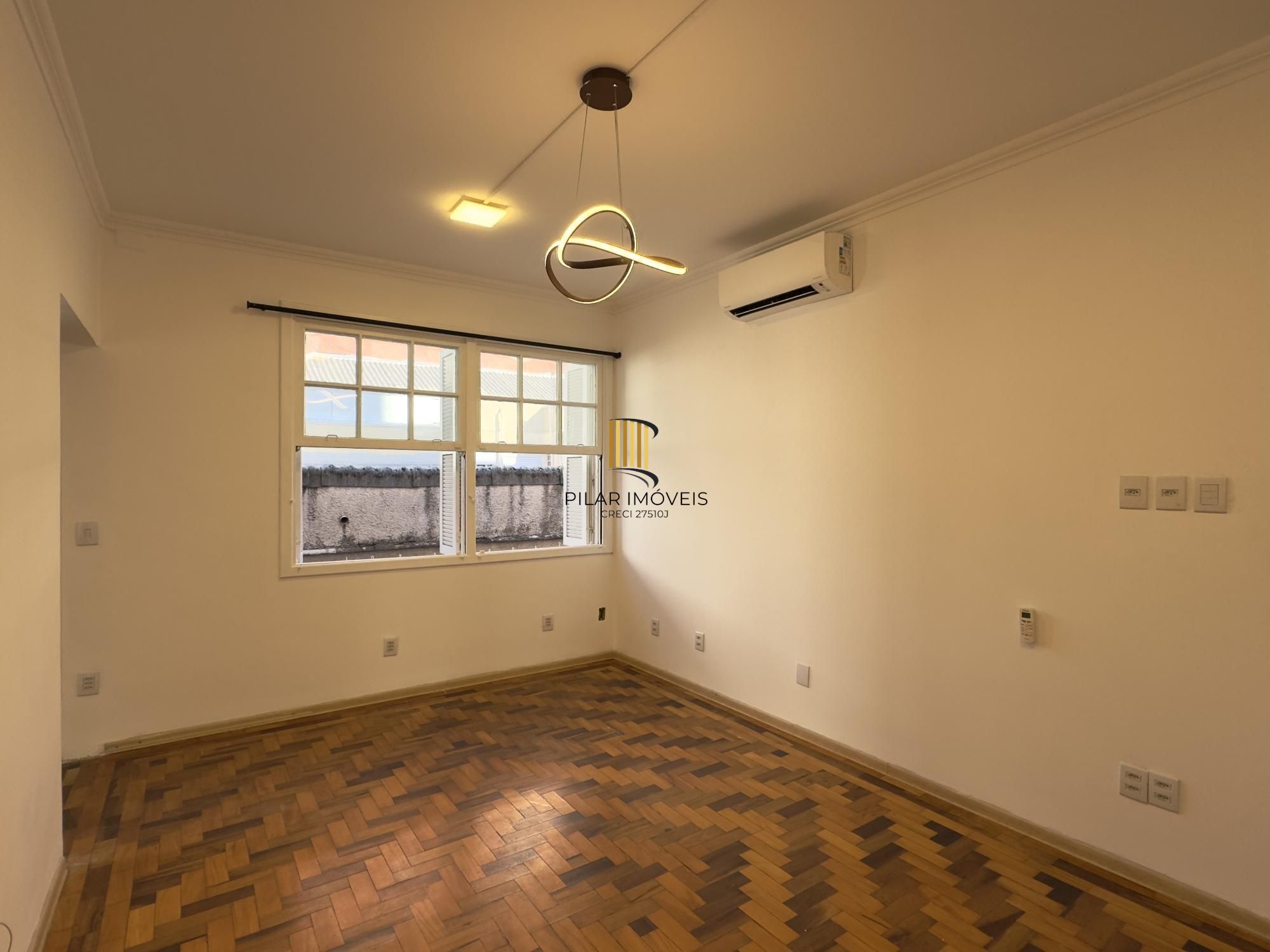 Apartamento reformado de 67m², 2 dormitórios com peças amplas na Praia de Belas