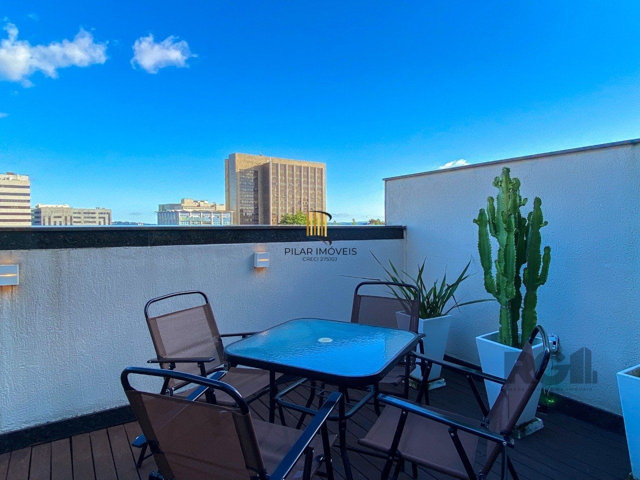Sala mobiliada, com churrasqueira para happy hour e vista para o Guaíba