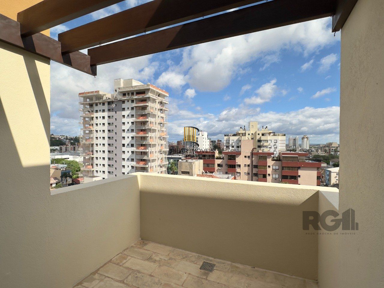 MARAVILHOSA COBERTURA COM VISTA DEFINIDA E MUITA CLARIDADE NO MENINO DEUS