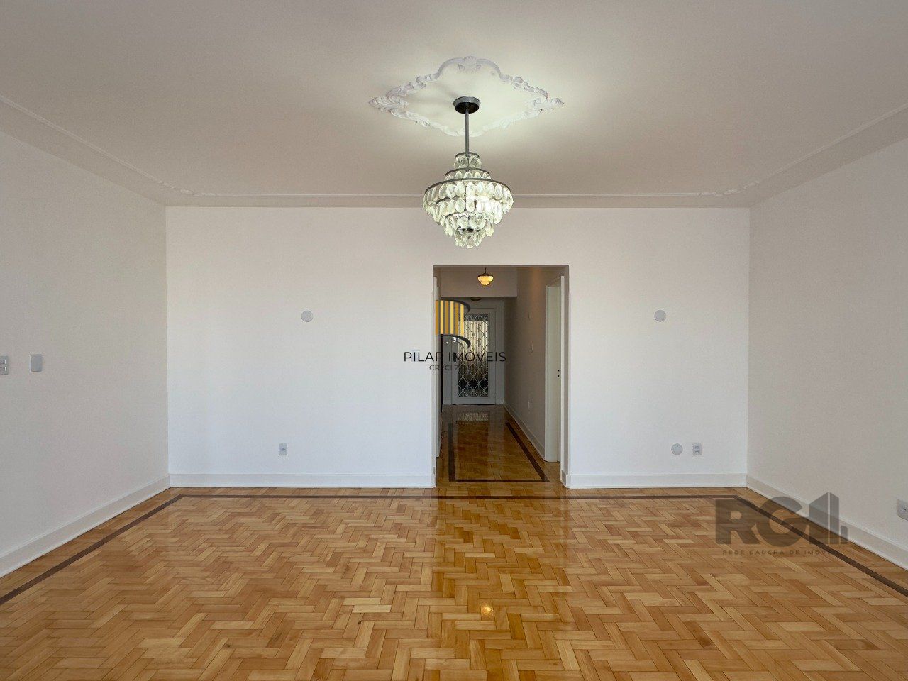 SUPER APARTAMENTO REFORMADO DE 3 DORMITÓRIOS EM ÓTIMA LOCALIZAÇÃO NA DUQUE