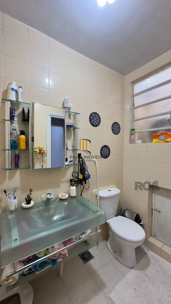 APARTAMENTO 1 DORMITÓRIO COM PÁTIO, DE FRENTE, PRÓXIMO À ORLA DO GUAÍBA NO CENTRO HISTÓRICO