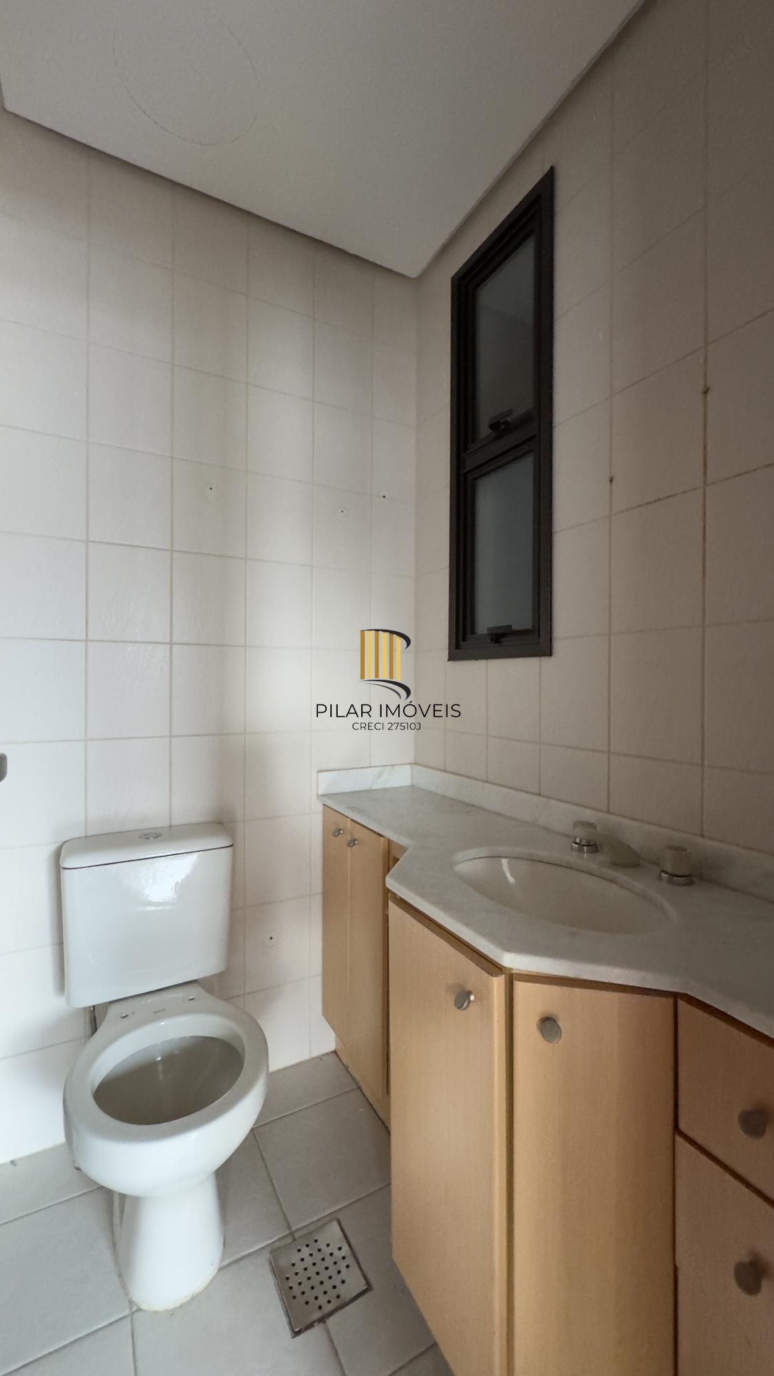 Apartamento 3 dormitórios com sacada, suíte e vaga de garagem no Menino Deus