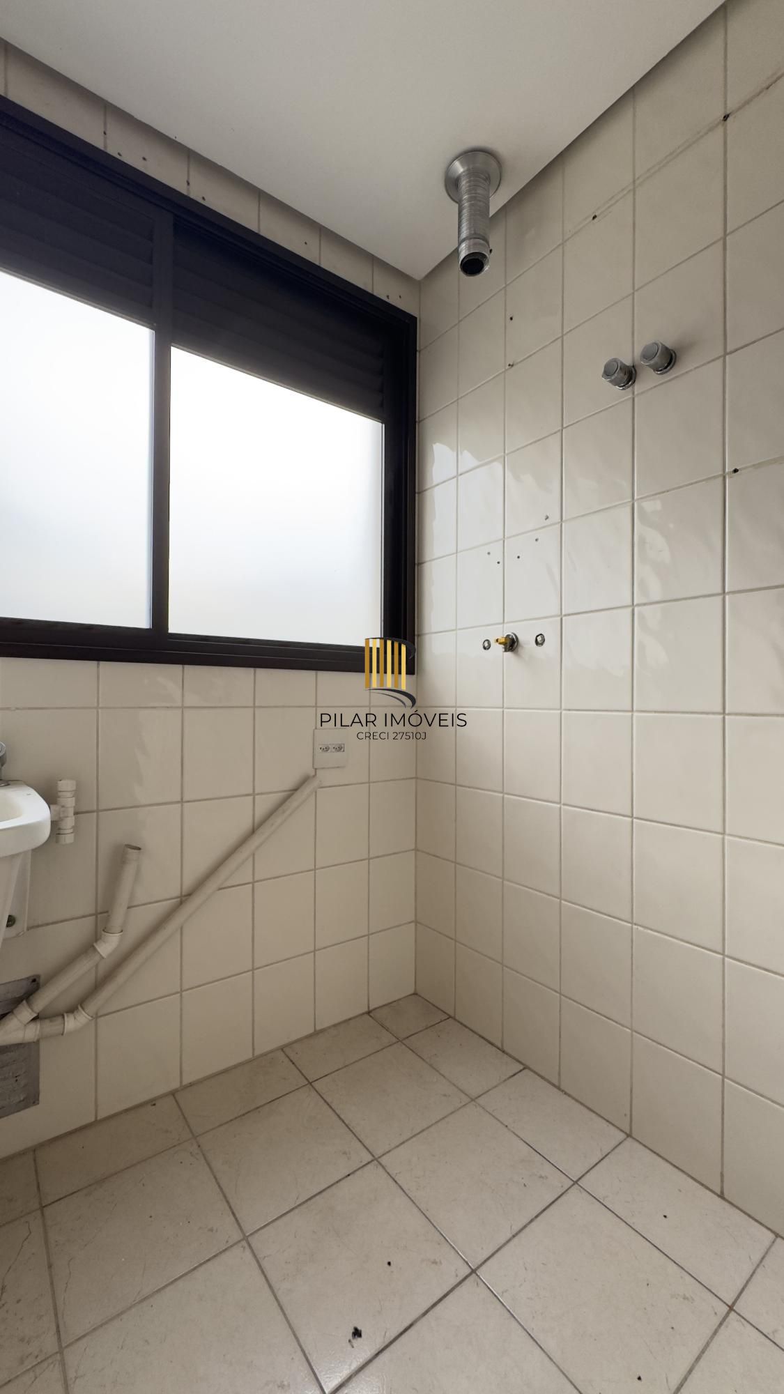 Apartamento 3 dormitórios com sacada, suíte e vaga de garagem no Menino Deus