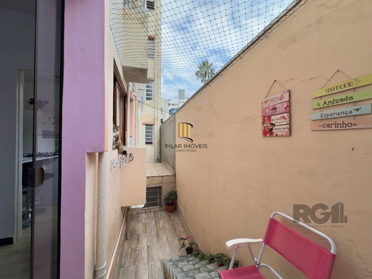 APARTAMENTO 1 DORMITÓRIO COM PÁTIO, DE FRENTE, PRÓXIMO À ORLA DO GUAÍBA NO CENTRO HISTÓRICO