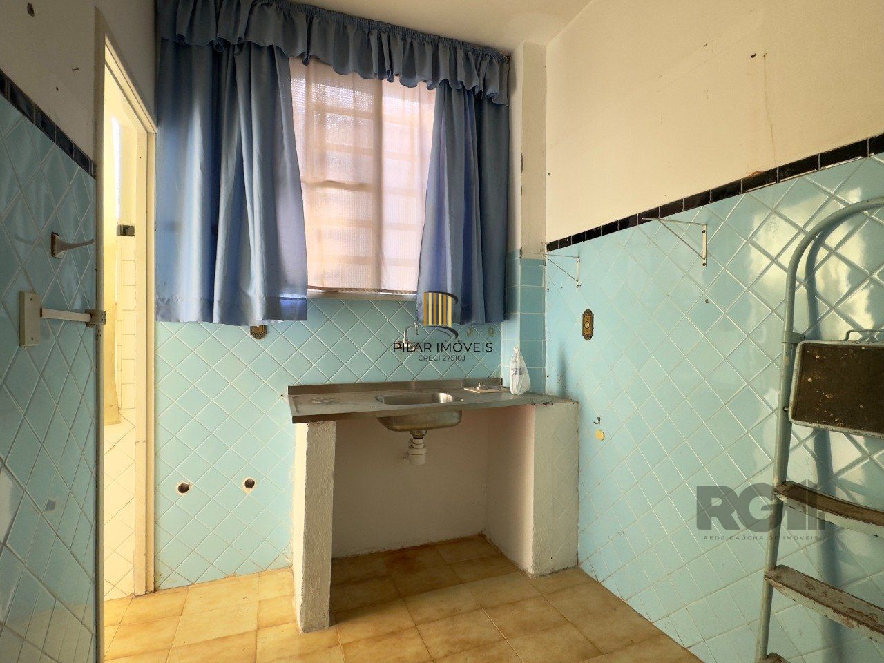 APARTAMENTO MOBILIADO DE 2 DORMITÓRIOS, TOTALMENTE REFORMADO, NO CENTRO HISTÓRICO