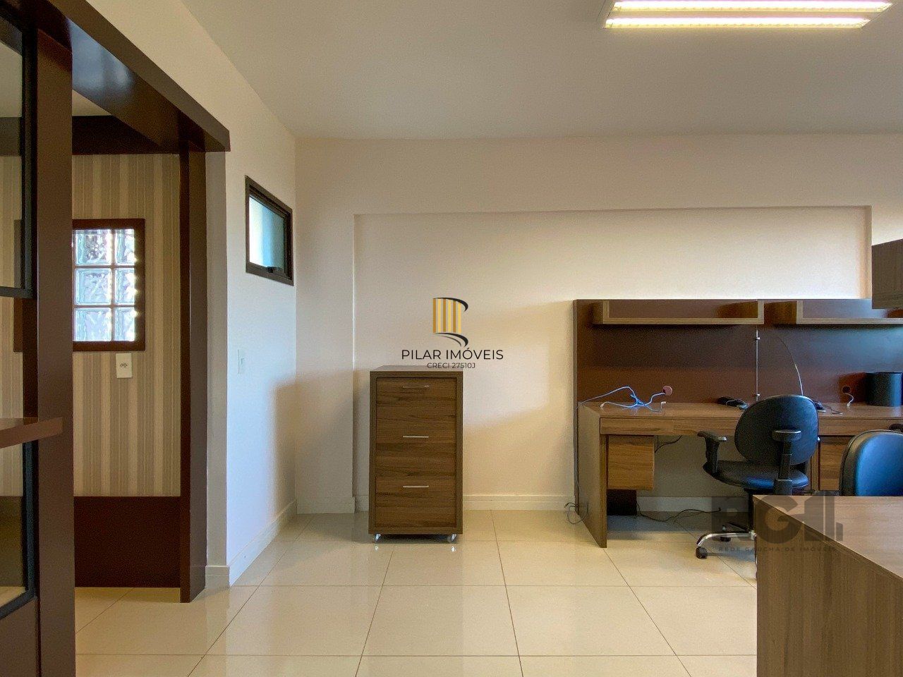 Sala mobiliada, com churrasqueira para happy hour e vista para o Guaíba