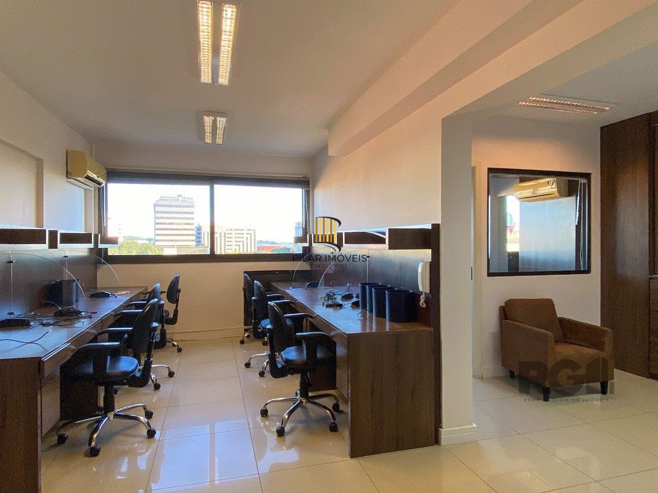 Sala mobiliada, com churrasqueira para happy hour e vista para o Guaíba