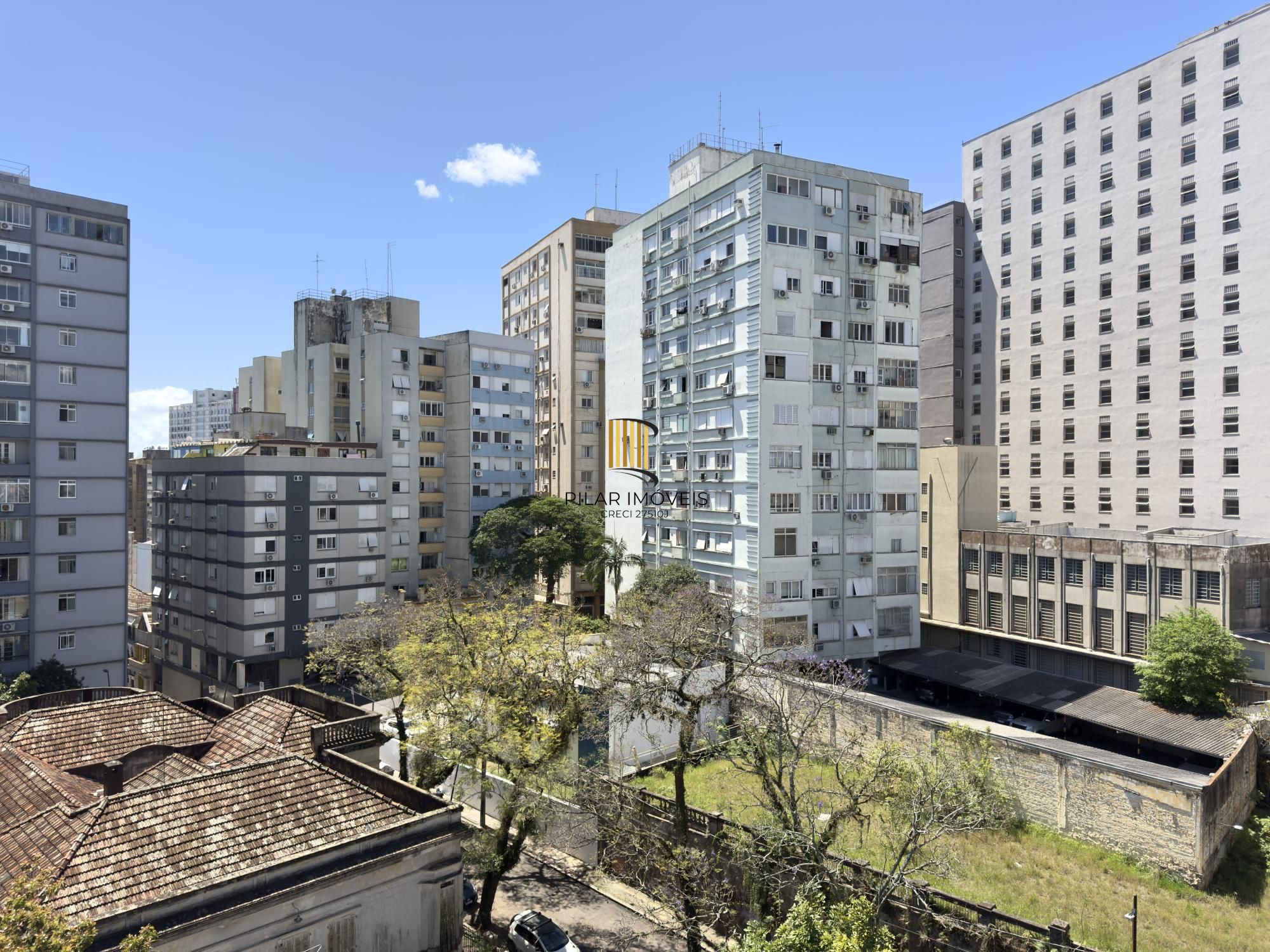 Apartamento mobiliado de 71m², com 2 dormitórios, sendo 1 suíte e vaga no Centro