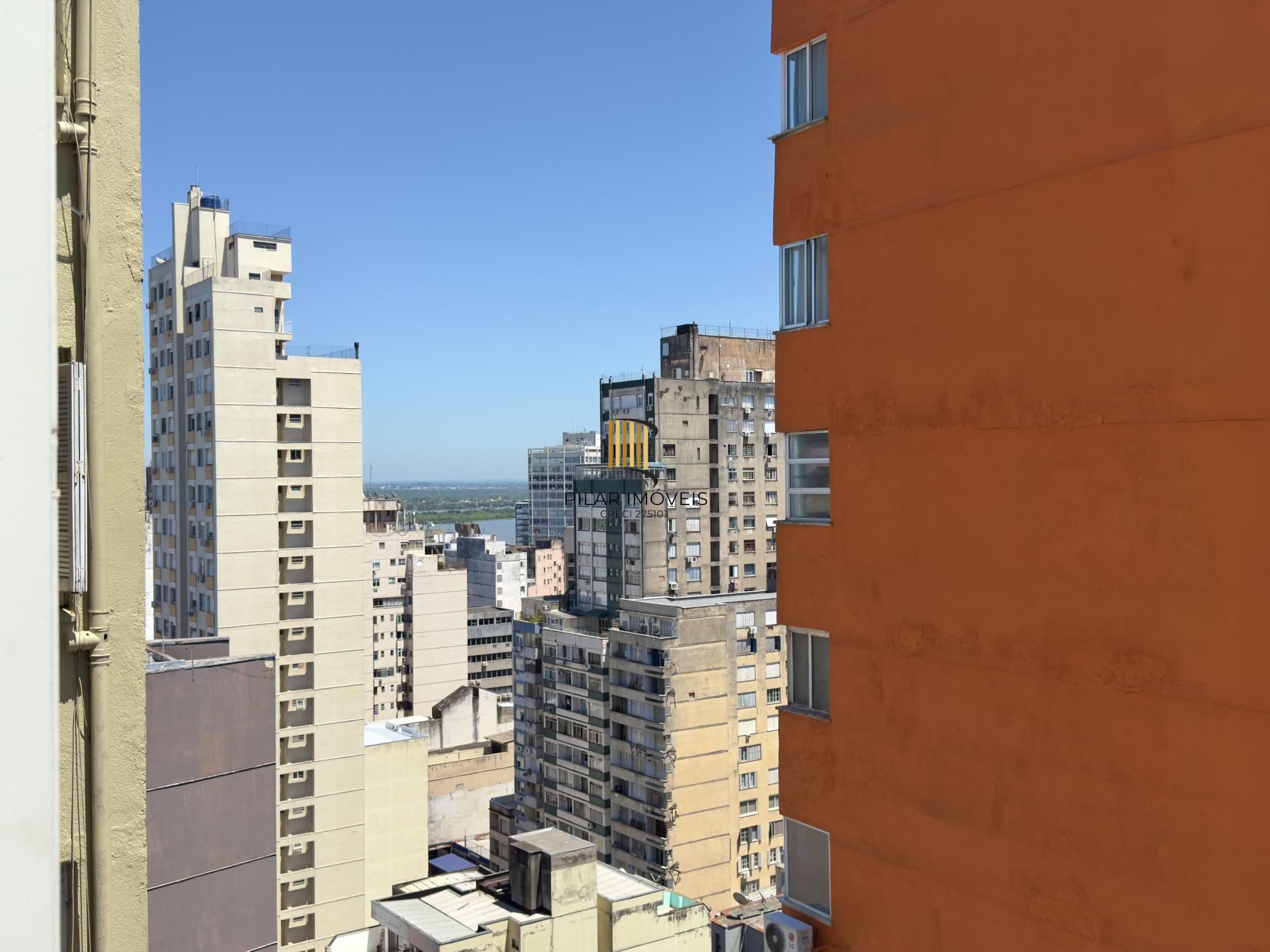 Apartamento 1 dormitório amplo, em andar alto com vista, no Centro Histórico
