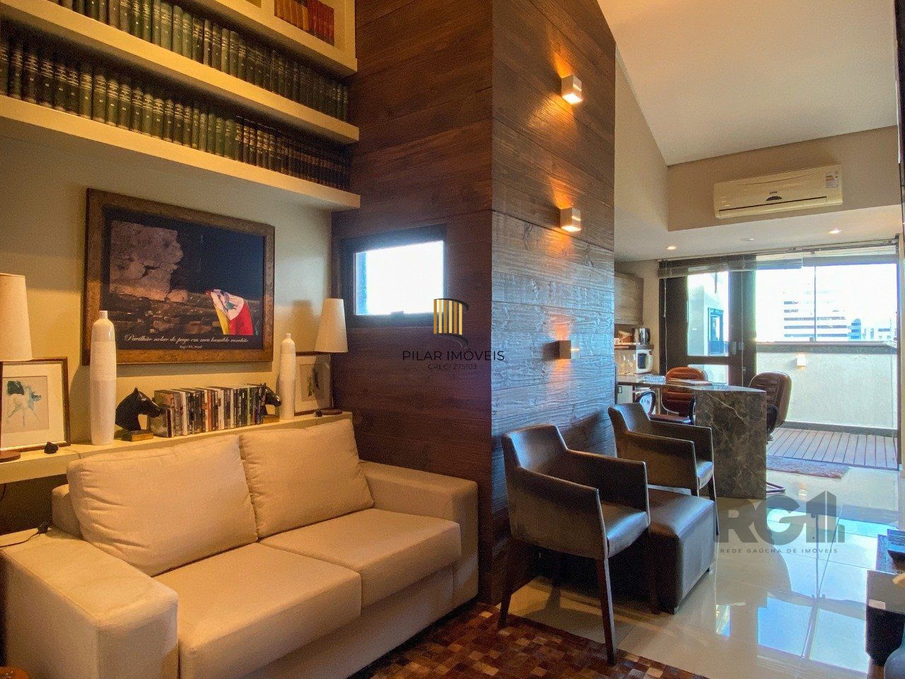 Sala mobiliada, com churrasqueira para happy hour e vista para o Guaíba - Pilar Imóveis