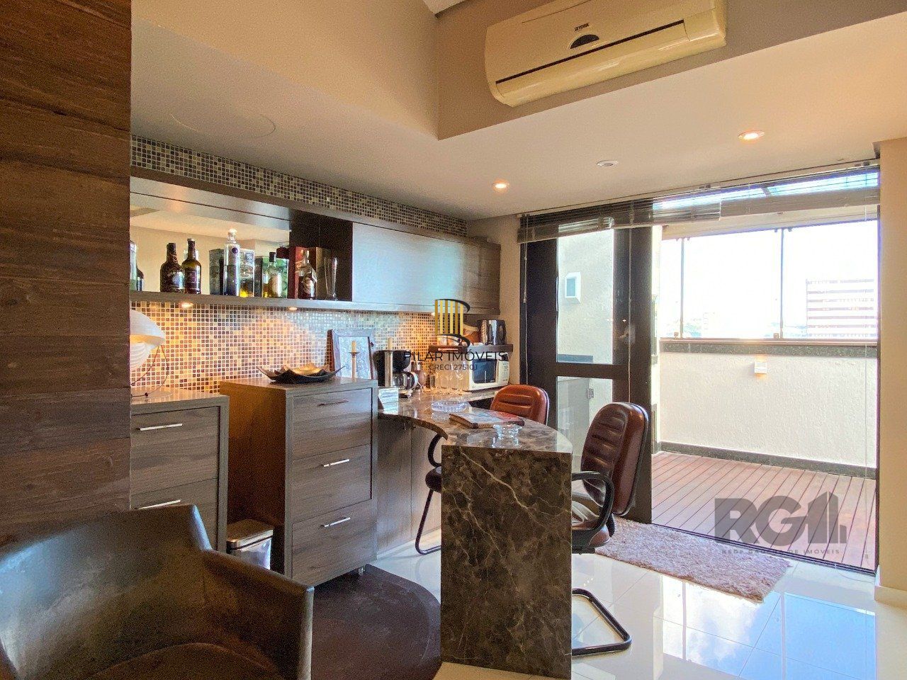 Sala mobiliada, com churrasqueira para happy hour e vista para o Guaíba
