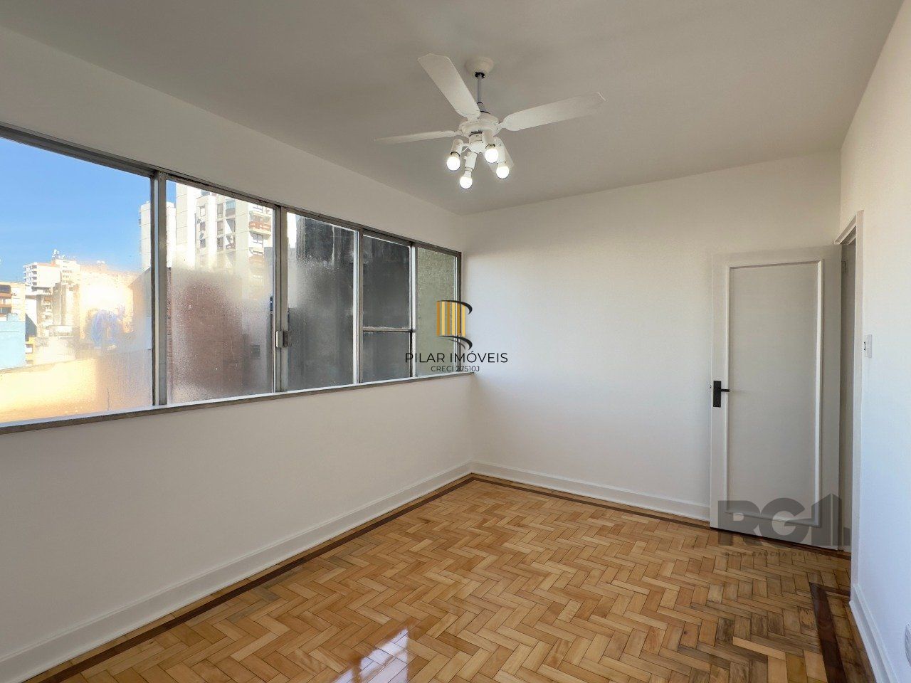 SUPER APARTAMENTO REFORMADO DE 3 DORMITÓRIOS EM ÓTIMA LOCALIZAÇÃO NA DUQUE