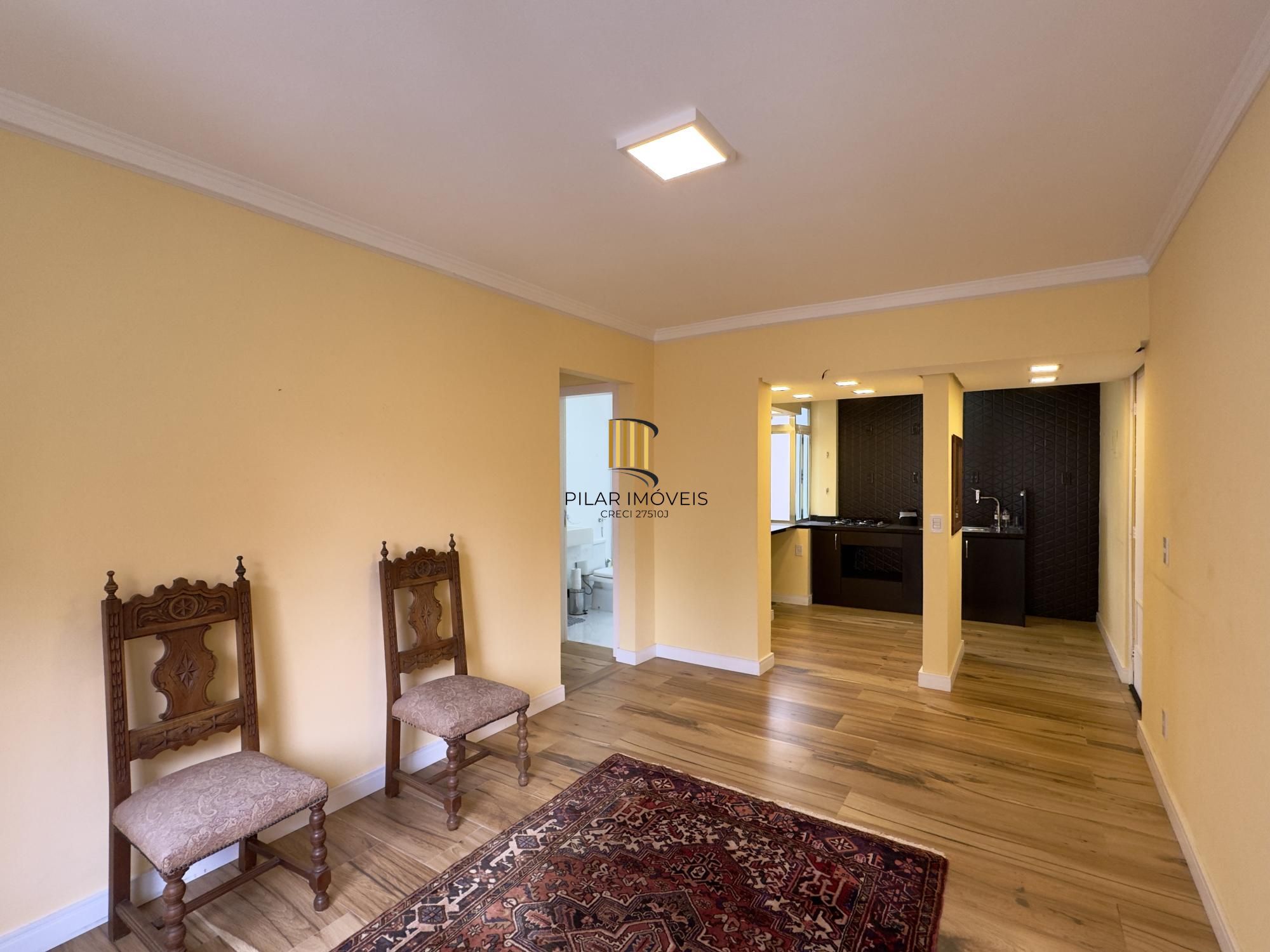 Apartamento 2 dormitórios, reformado e ensolarado no Centro Histórico