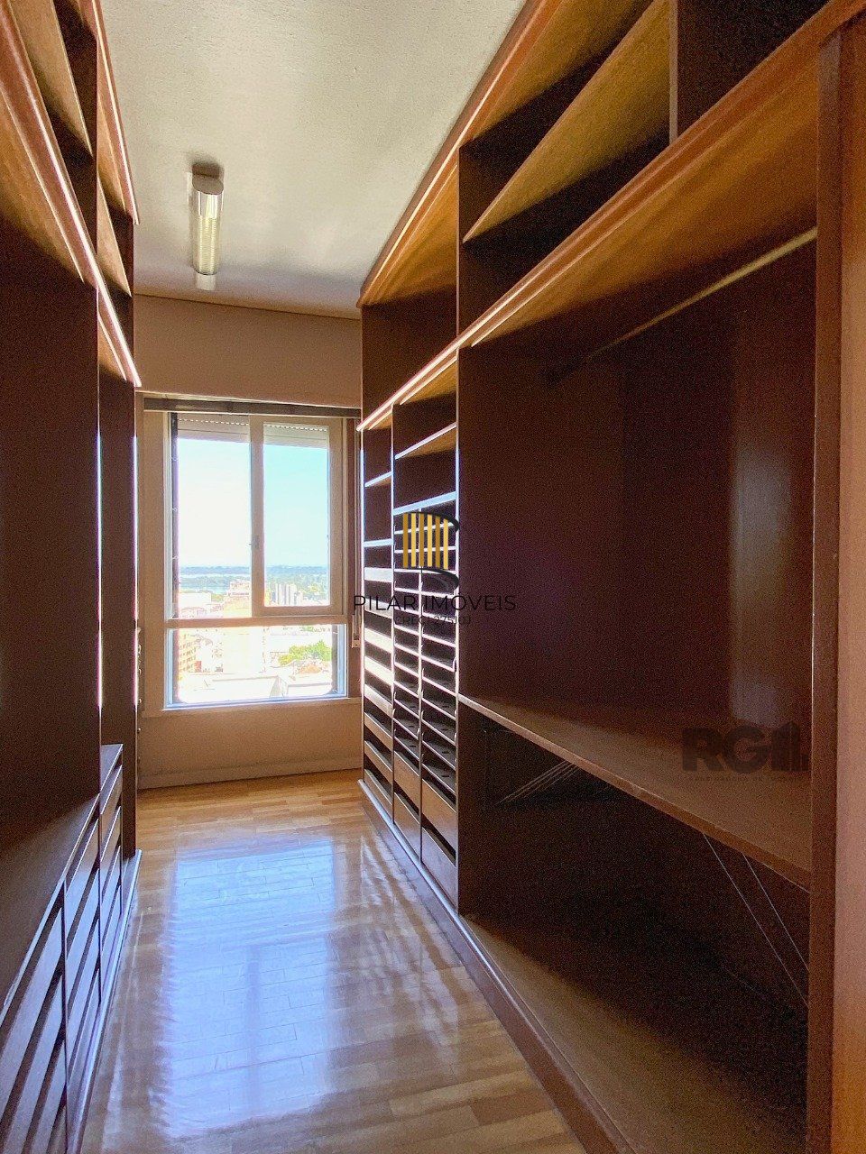 Apartamento com muito conforto e ótima iluminação no Moinhos de Vento