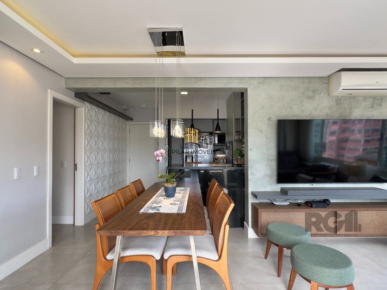 APARTAMENTO MOBILIADO COM PLANTA DIFERENCIADA E ÓTIMA LOCALIZAÇÃO