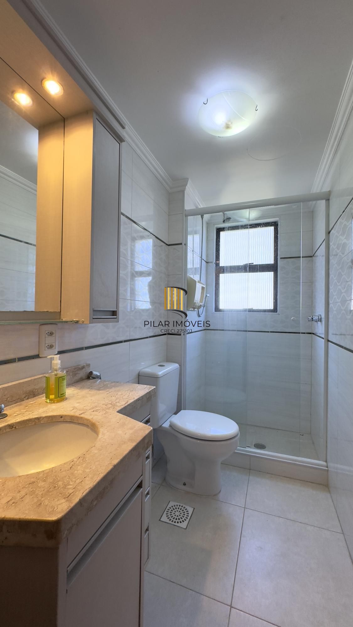 Apartamento mobiliado de 71m², com 2 dormitórios, sendo 1 suíte e vaga no Centro