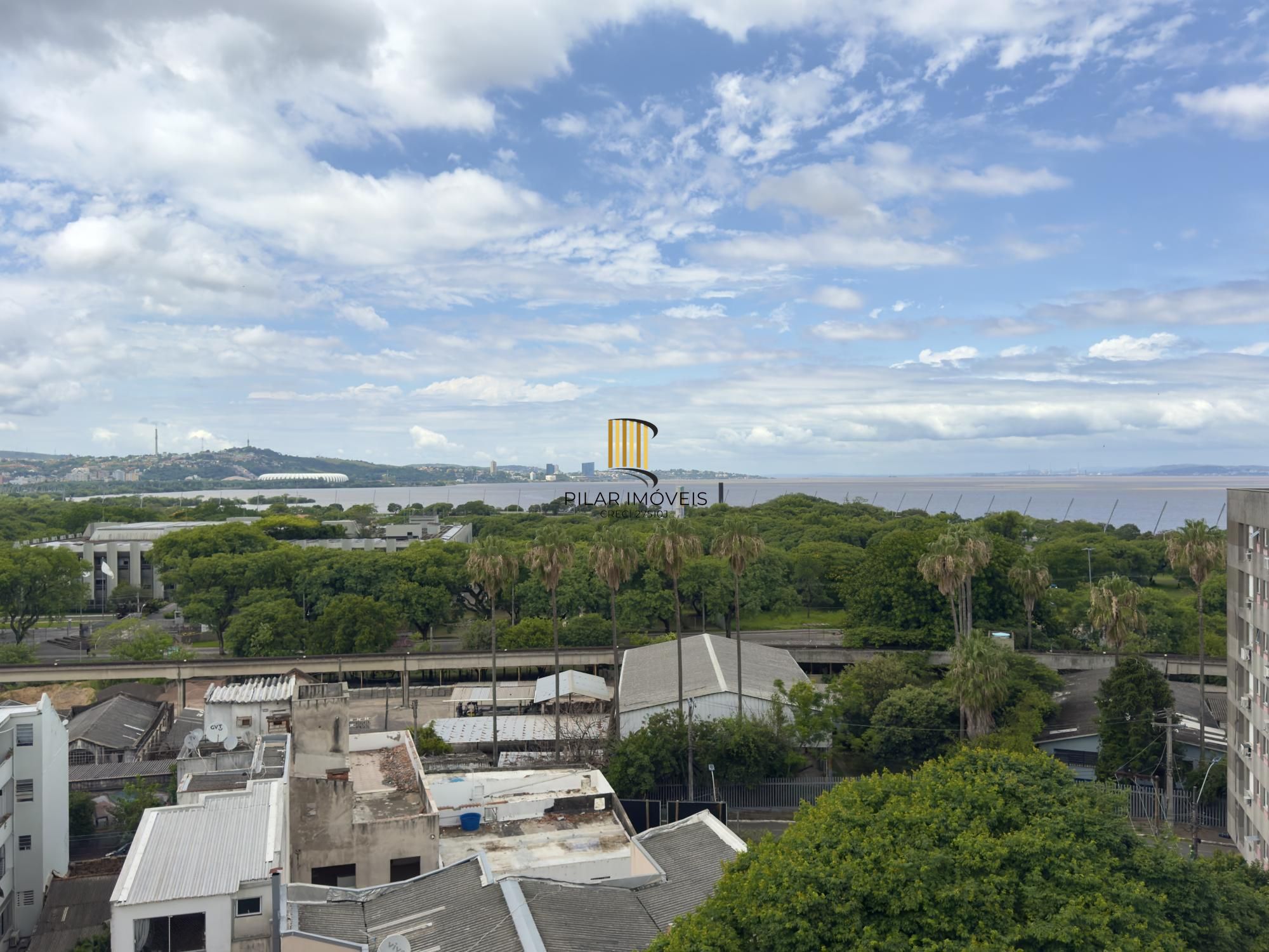 Apartamento 2 dormitórios, reformado e ensolarado no Centro Histórico