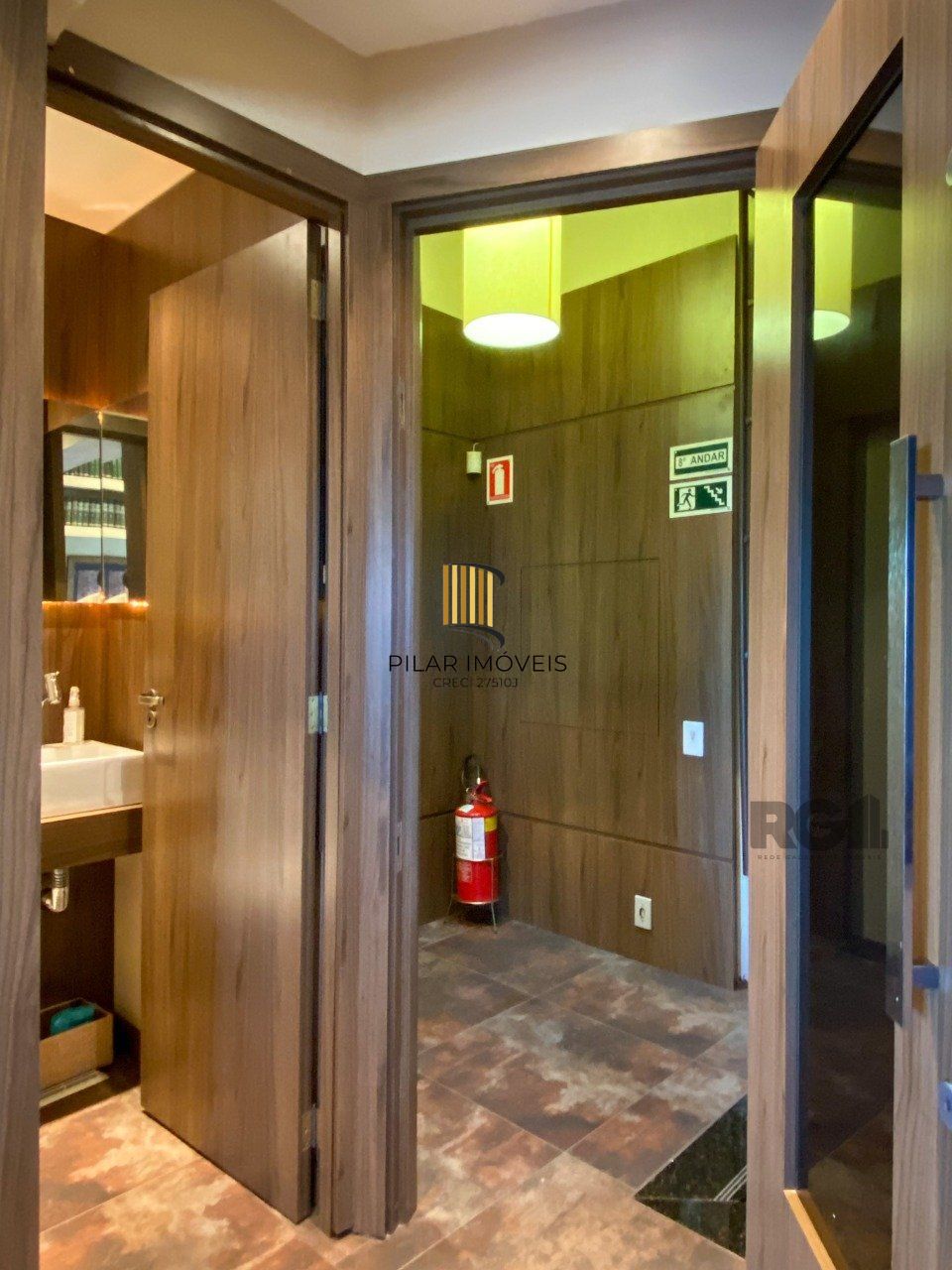 Sala mobiliada, com churrasqueira para happy hour e vista para o Guaíba