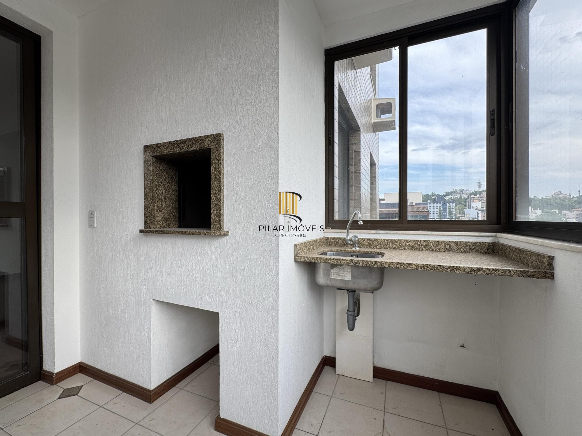 Apartamento 3 dormitórios com sacada, suíte e vaga de garagem no Menino Deus