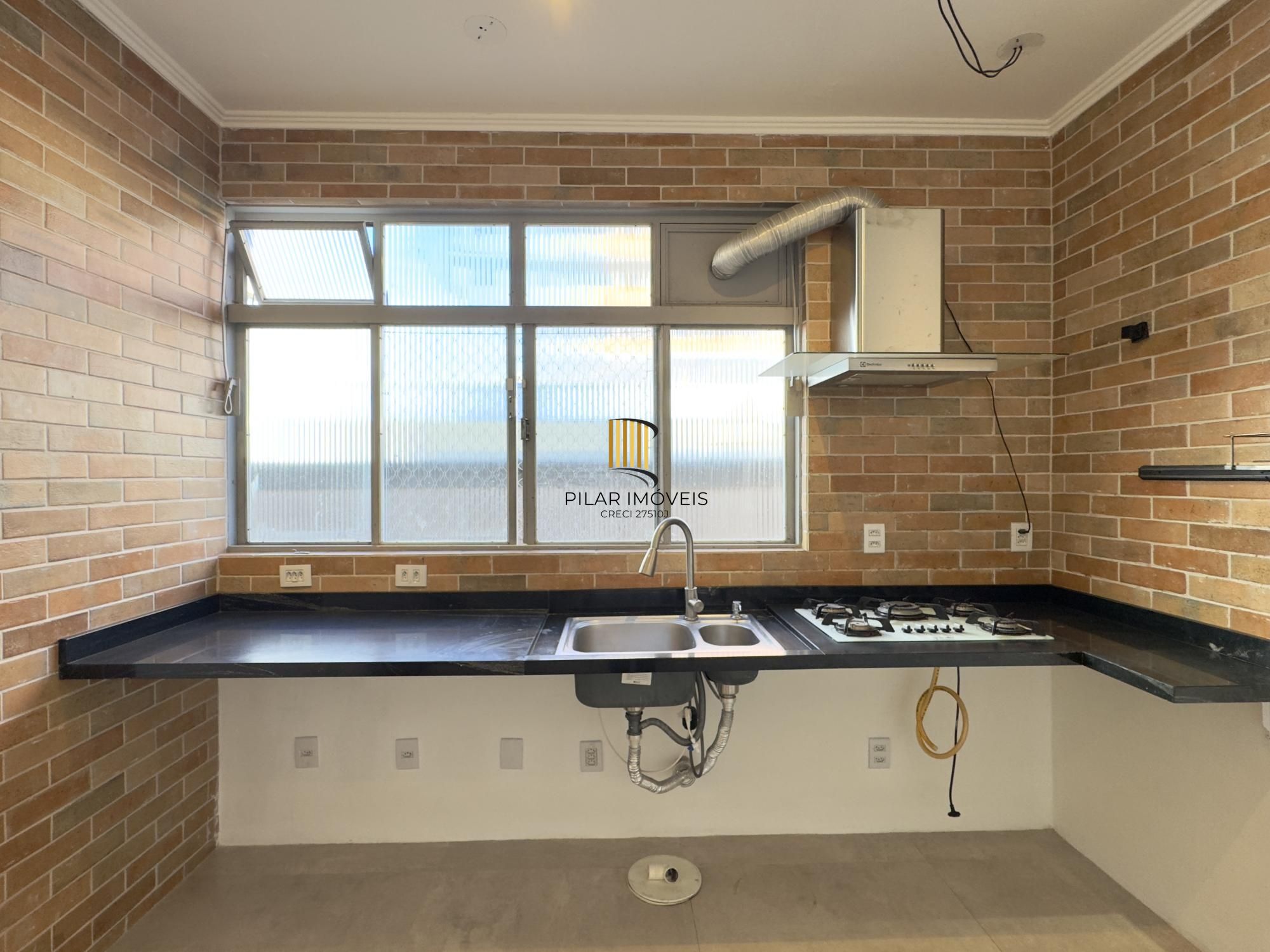 Apartamento reformado de 67m², 2 dormitórios com peças amplas na Praia de Belas