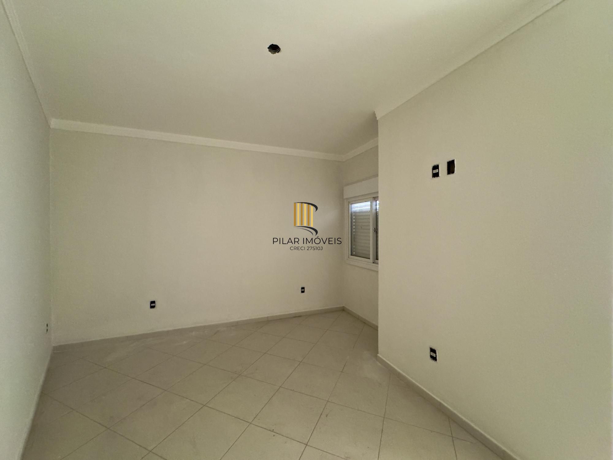 Casa em condomínio com 2 dormitórios, vaga de garagem e churrasqueira na Olaria