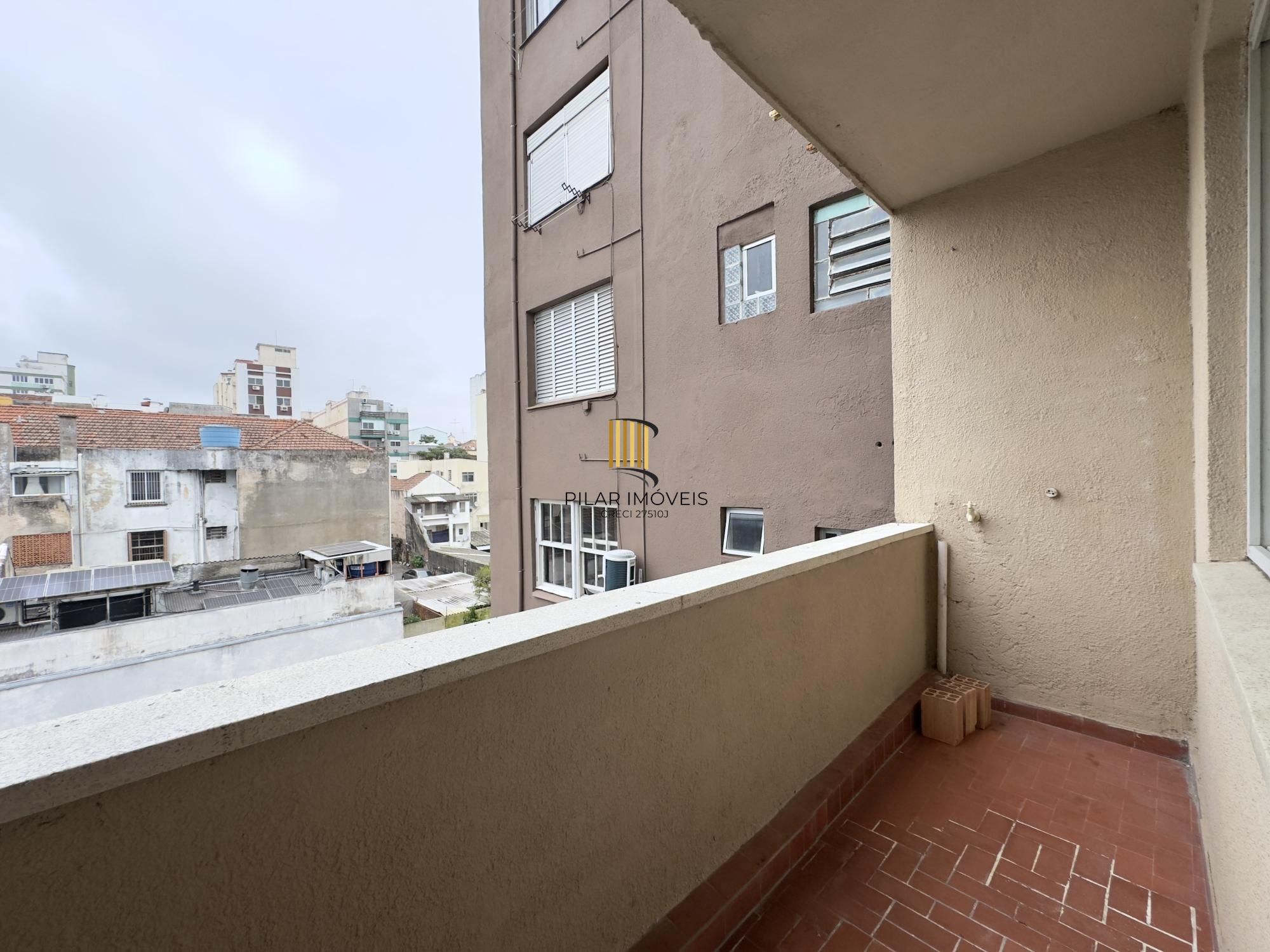 APARTAMENTO COM SACADA JUNTO À ORLA DO GUAÍBA NO CENTRO HISTÓRICO